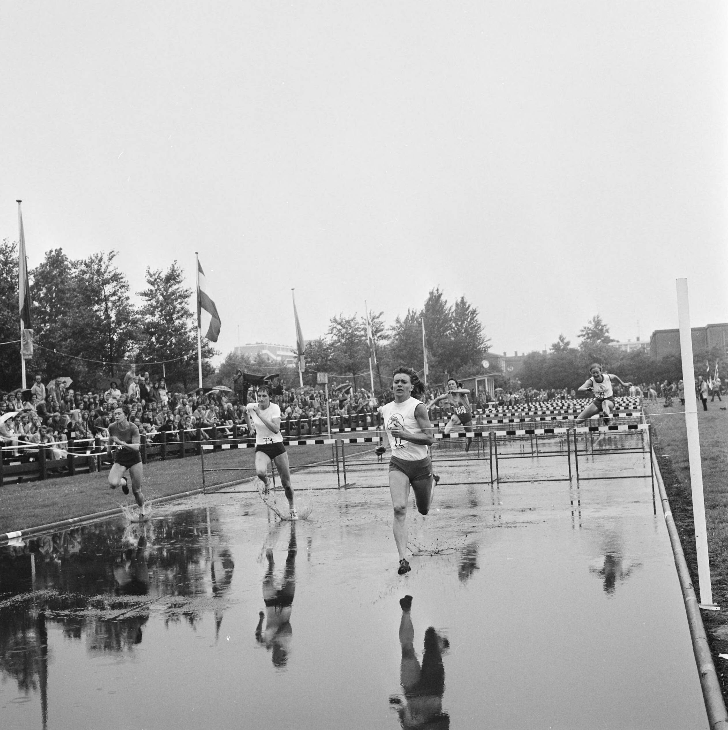 Fotocollectie Anefo — Nederlandse Atletiekkampioenschappen te Den Haag in de regen, nummer 3 Mieke van Wissen Sterk (kop) — Foto: Mieremet, Rob / Anefo. Licentie: Set B: Rechtenvrij / Publiek Domein. Bron: Nationaal Archief. http://hdl.handle.net/10648/ac31b05a-d0b4-102d-bcf8-003048976d84
