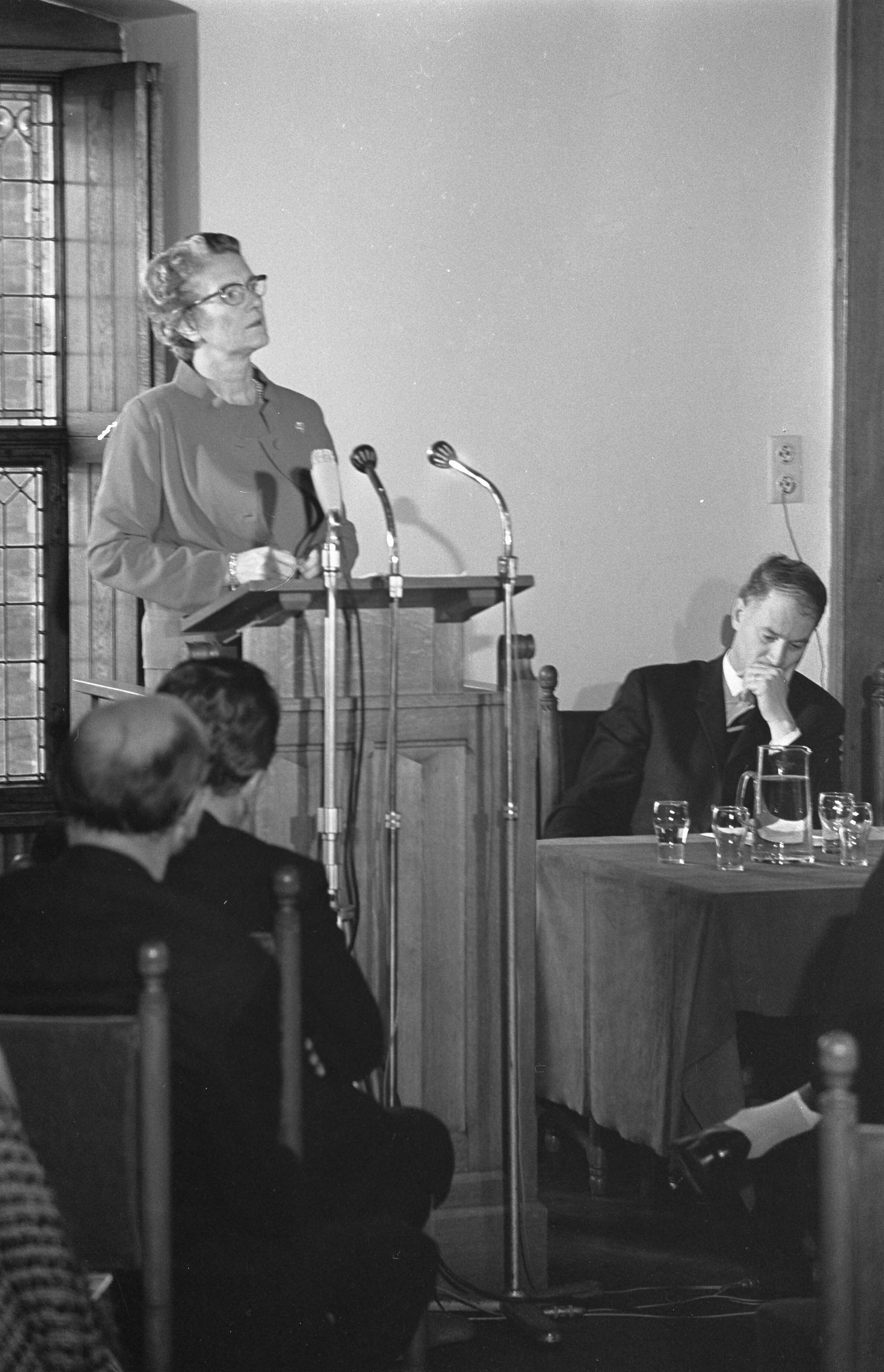 Fotocollectie Anefo — Minister Klompe heeft in de Rolzaal te Den Haag nieuwe leden van de Raad voor de Kunst geinstalleerd minister Klompe tijdens haar rede — Foto: Nijs, Jac. de / Anefo. Licentie: Set B: Rechtenvrij / Publiek Domein. Bron: Nationaal Archief. http://hdl.handle.net/10648/ab517422-d0b4-102d-bcf8-003048976d84