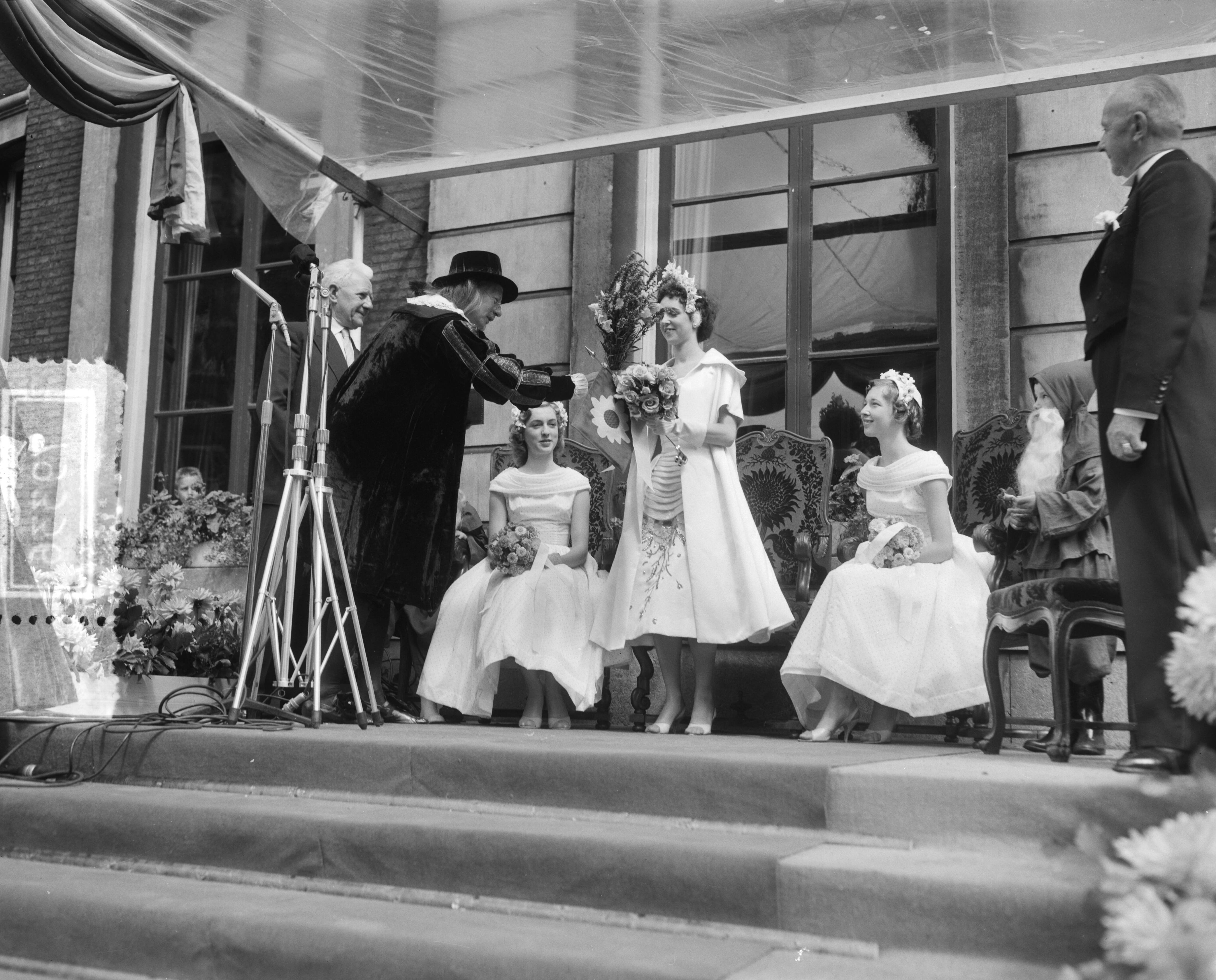 Fotocollectie Anefo — Bloemenkoningin Den Haag maak tocht door stad — Foto: Pot, Harry / Anefo. Licentie: Set B: Rechtenvrij / Publiek Domein. Bron: Nationaal Archief. http://hdl.handle.net/10648/a94cf34a-d0b4-102d-bcf8-003048976d84