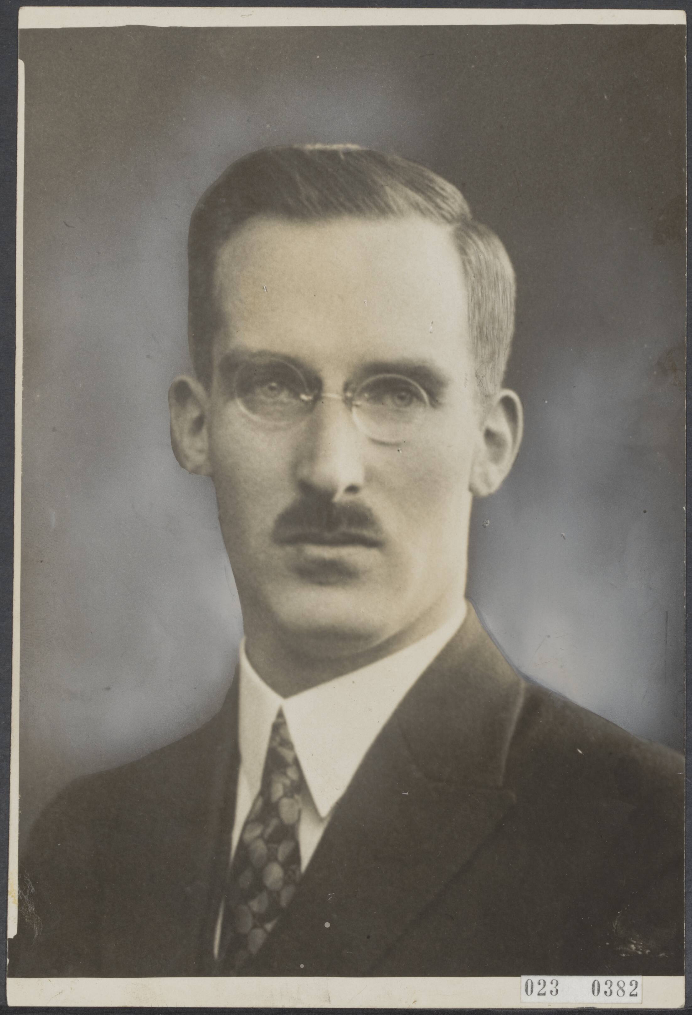Fotocollectie Elsevier Binnenland — Mr. M.P. Vrij, advocaat en procureur te Amsterdam, benoemd tot hoogleraar Strafrecht en Strafvordering aan de Rijksuniversiteit Groningen — Foto: N.V. Vereenigde Fotobureaux. Licentie: Set B: Rechtenvrij / Publiek Domein. Bron: Nationaal Archief. http://hdl.handle.net/10648/add48a7c-d0b4-102d-bcf8-003048976d84