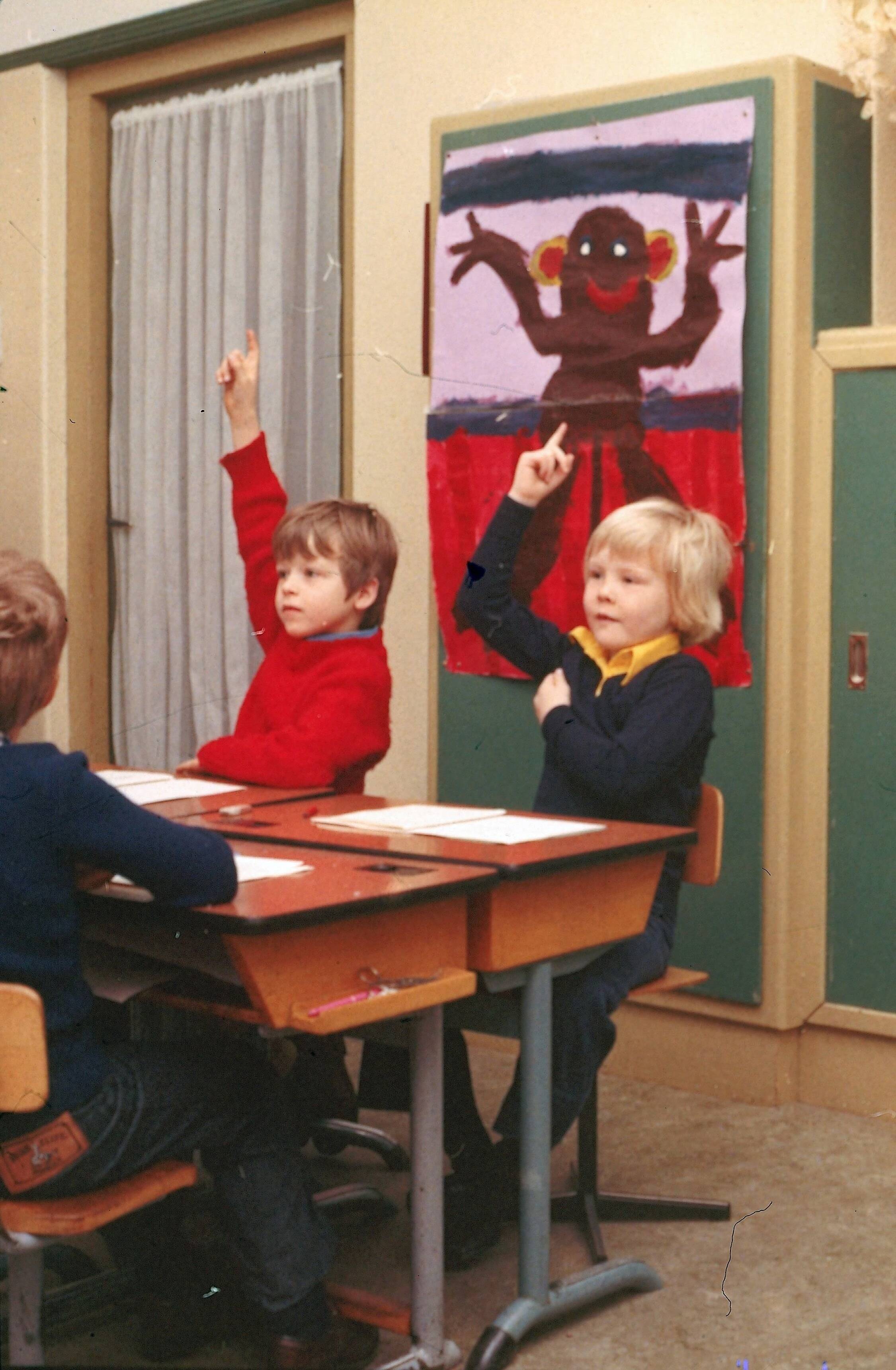 Fotocollectie RVD / Koninklijk Huis — Prins Willem-Alexander op de "Nieuwe Baarnse School" te Baarn tijdens de les — Foto: Claus, prins / RVD. Licentie: Set B: Rechtenvrij / Publiek Domein. Bron: Nationaal Archief. http://hdl.handle.net/10648/afb9a3e0-d0b4-102d-bcf8-003048976d84