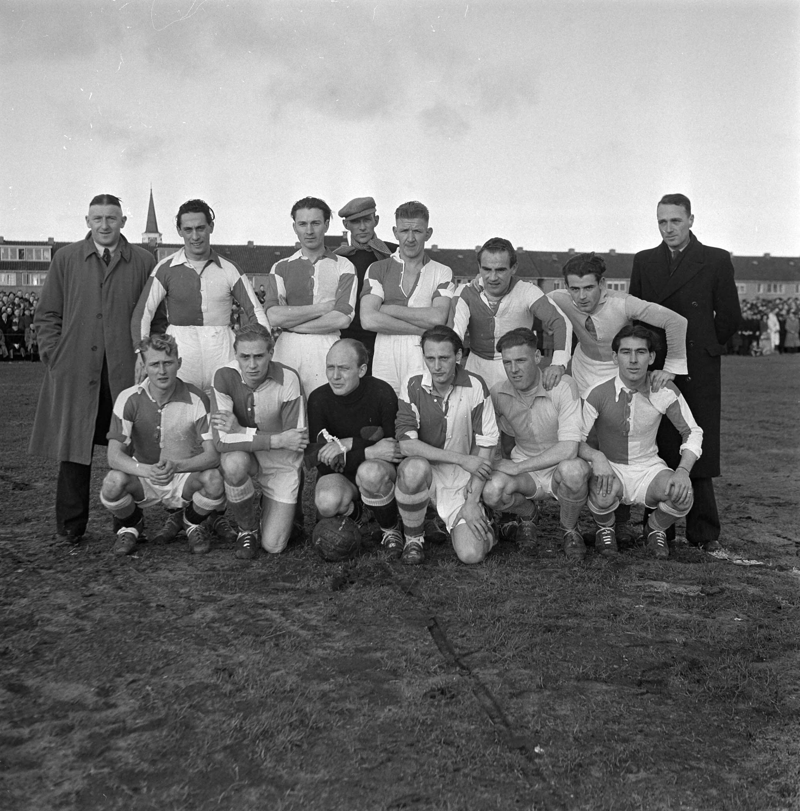 Fotocollectie Anefo — Voetbal. KFC tegen ZFC 1-0. Elftal ZFC — Foto: Valk, […] van der / Anefo. Licentie: Set B: Rechtenvrij / Publiek Domein. Bron: Nationaal Archief. http://hdl.handle.net/10648/a8b12384-d0b4-102d-bcf8-003048976d84