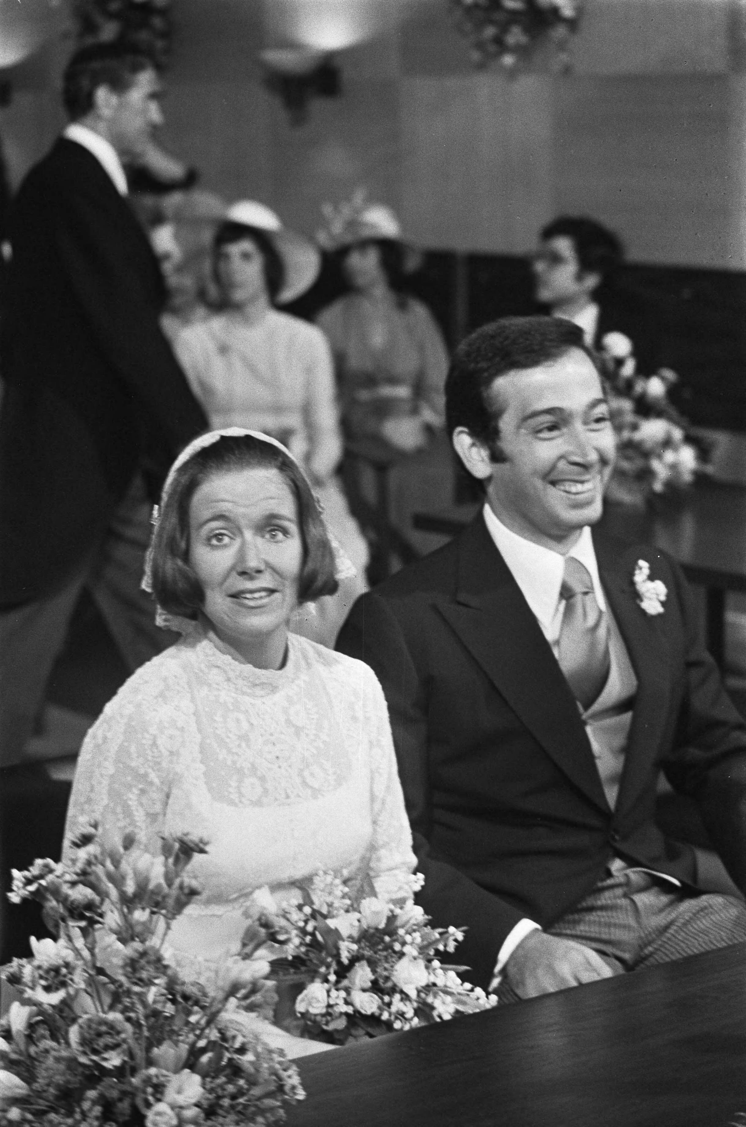 Huwelijk prinses Christina en Jorge Guillermo; de sluiting van het burgerlijk huwelijk in het stadhuis van Baarn — Prinses Christina en Jorge Guillermo bij de sluiting van het burgerlijk huwelijk — Foto: Meerdere fotografen / Anefo. Licentie: Set B: Rechtenvrij / Publiek Domein. Bron: Nationaal Archief. http://hdl.handle.net/10648/ac6c5796-d0b4-102d-bcf8-003048976d84