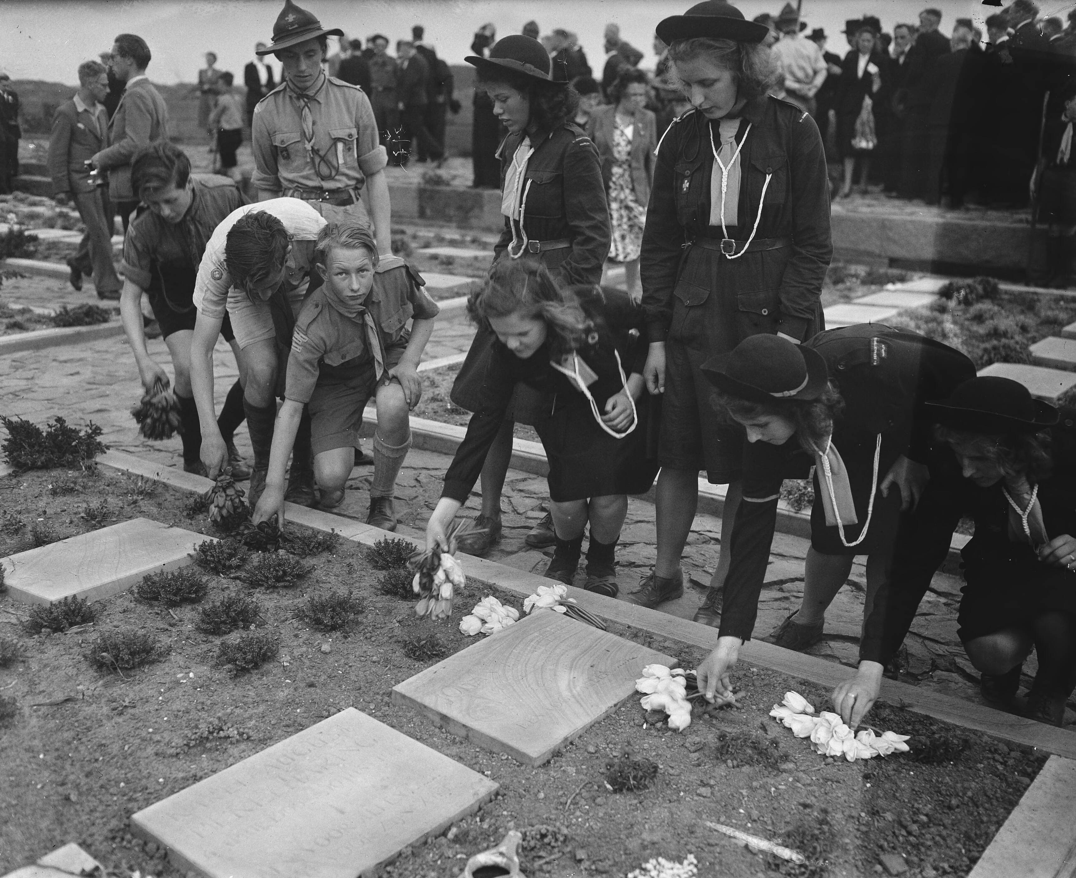 Fotocollectie Anefo — Herdenking op de erebegraafplaats Overveen bij Bloemendaal — Foto: Wisman, Bram / Anefo. Licentie: Set B: Rechtenvrij / Publiek Domein. Bron: Nationaal Archief. http://hdl.handle.net/10648/a8a7ead0-d0b4-102d-bcf8-003048976d84