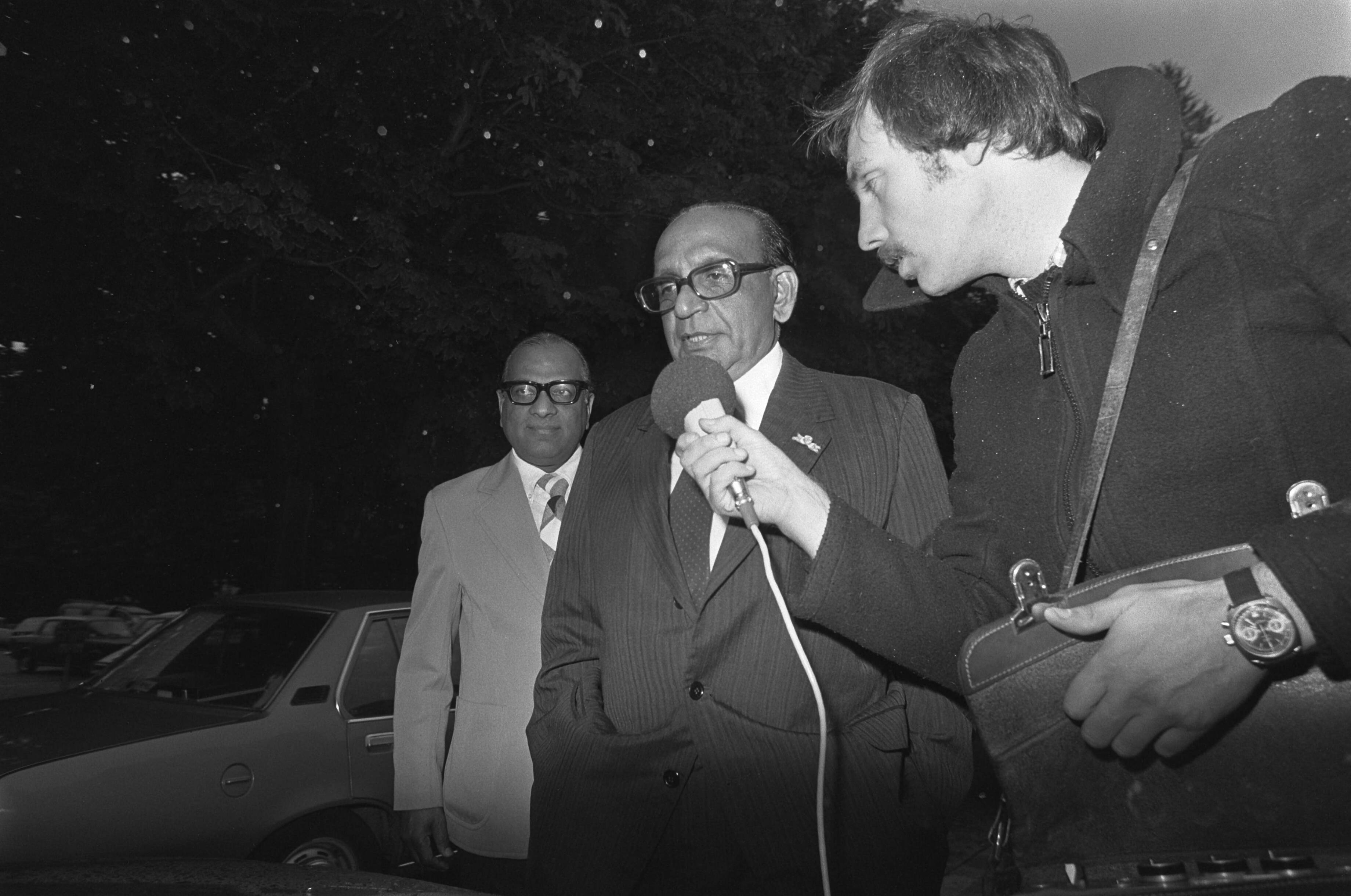 Fotocollectie Anefo — Den Uyl ontvangt Surinaamse oppositieleider Lachmon in Den Haag ; Lachmon in gesprek met de pers — Foto: Mieremet, Rob / Anefo. Licentie: Set B: Rechtenvrij / Publiek Domein. Bron: Nationaal Archief. http://hdl.handle.net/10648/ac73a87a-d0b4-102d-bcf8-003048976d84
