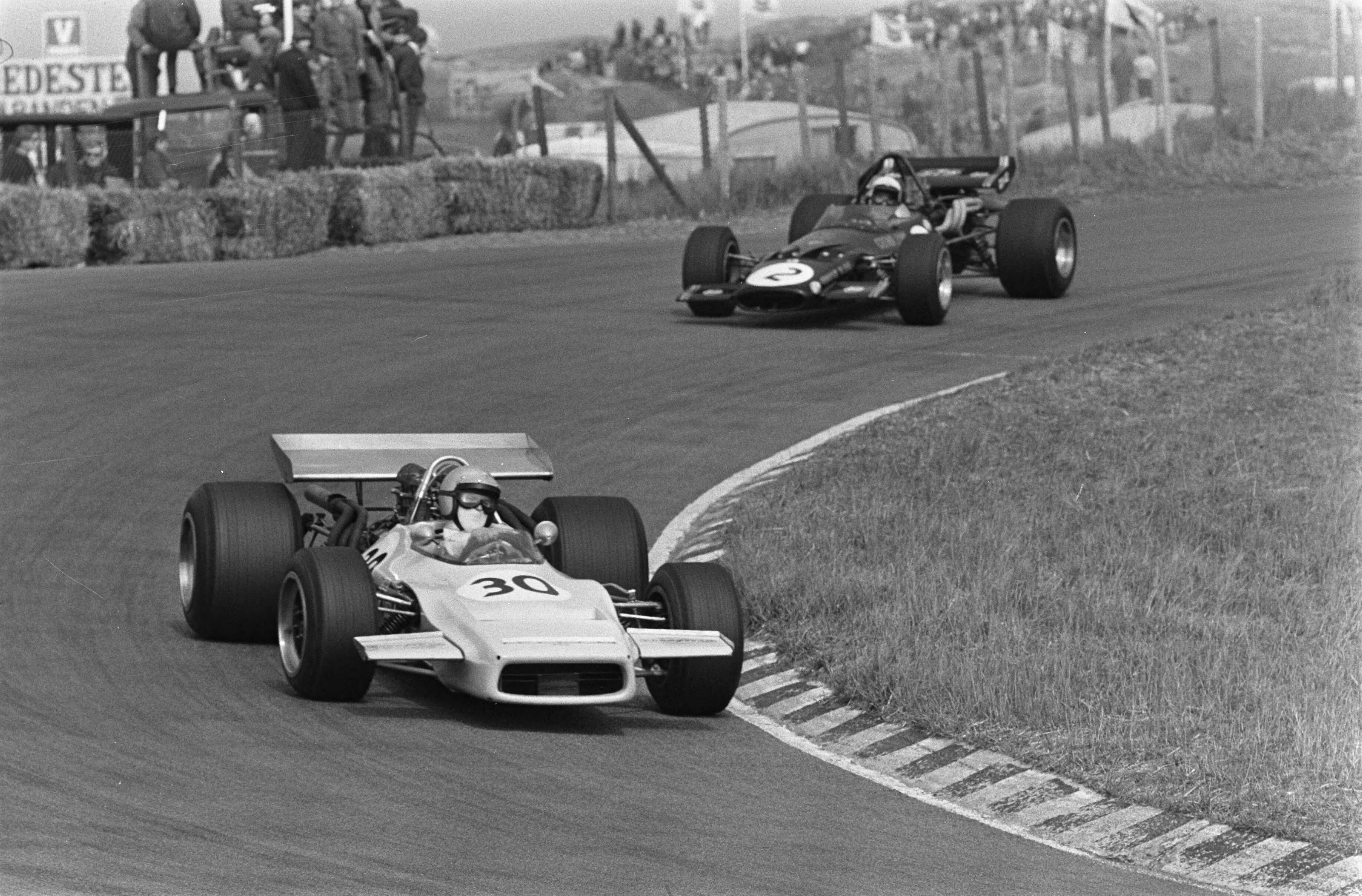 Formule 5000-races 1970 te Zandvoort — Coureurs in actie — Foto: Fotograaf Onbekend / Anefo. Licentie: Set B: Rechtenvrij / Publiek Domein. Bron: Nationaal Archief. http://hdl.handle.net/10648/ab948b54-d0b4-102d-bcf8-003048976d84