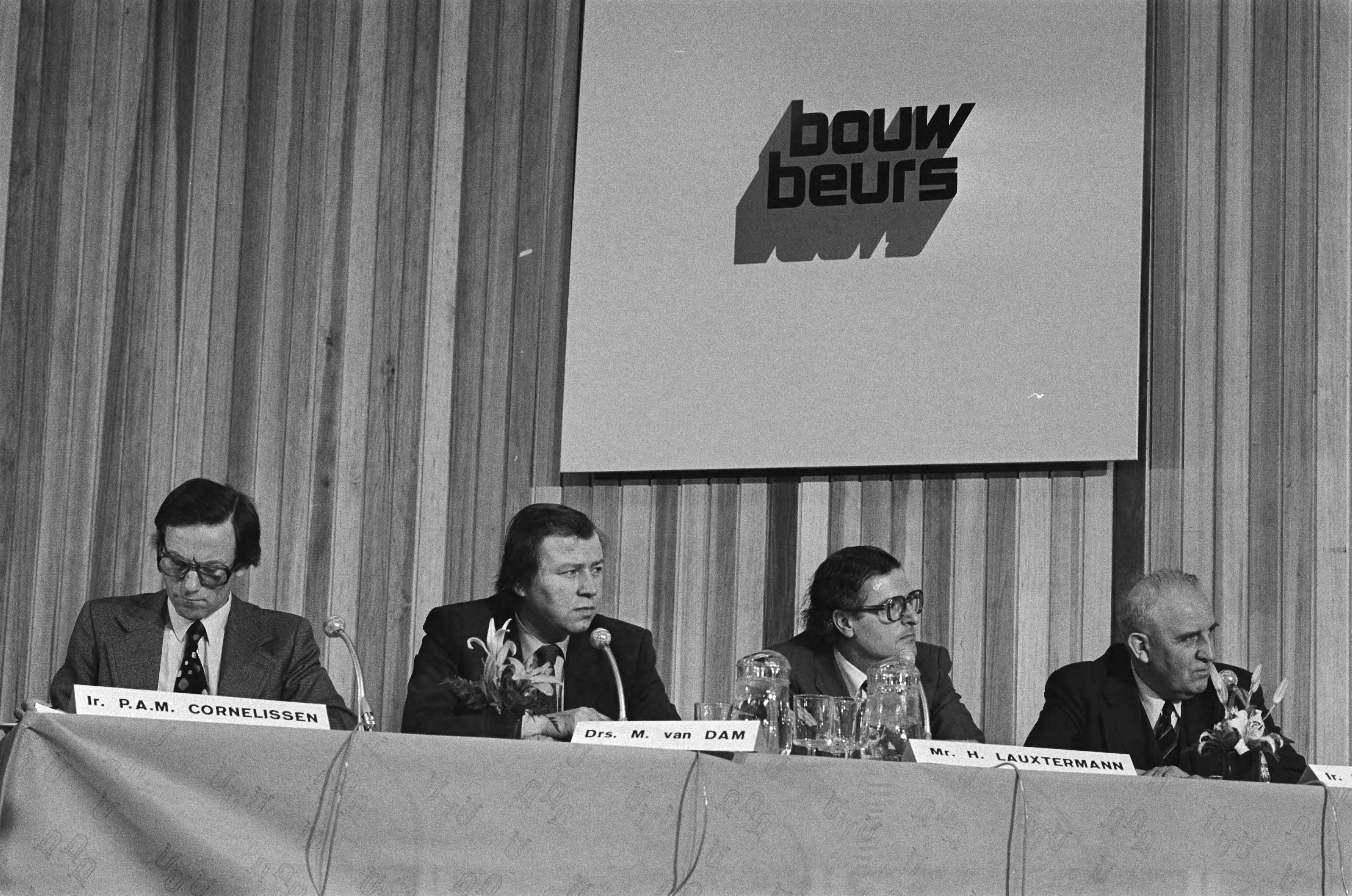 Fotocollectie Anefo — Bouwbeurs 1980 in Utrecht; tijdens forumdiscussie, v.l.n — Foto: Suyk, Koen / Anefo. Licentie: Set B: Rechtenvrij / Publiek Domein. Bron: Nationaal Archief. http://hdl.handle.net/10648/acdeffd0-d0b4-102d-bcf8-003048976d84