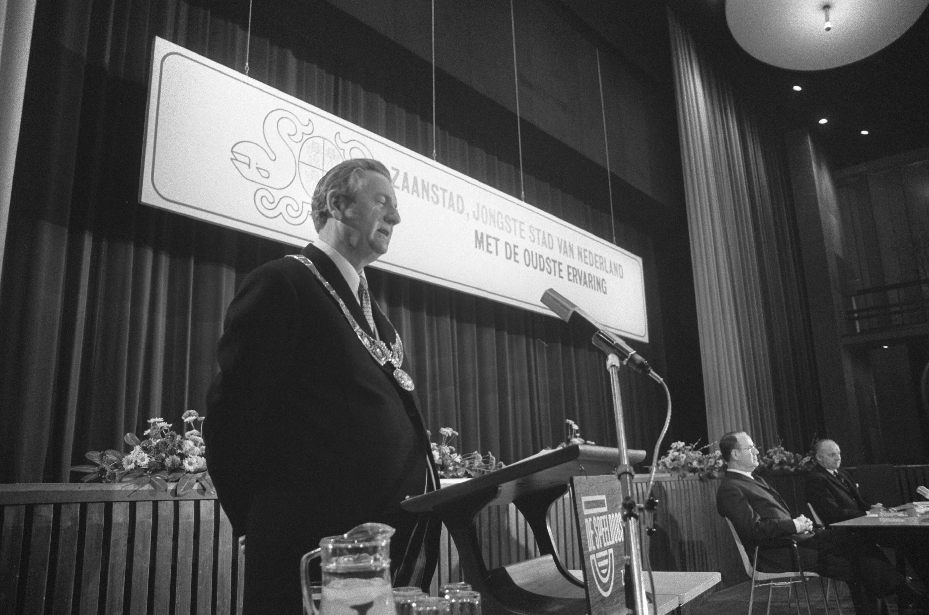 Burgemeester R. Laan (rechts) wordt geïnstalleerd als burgemeester van Zaanstad — Burgemeester R. Laan spreekt de aanwezigen toe — Foto: Fotograaf Onbekend / Anefo. Licentie: Set B: Rechtenvrij / Publiek Domein. Bron: Nationaal Archief. http://hdl.handle.net/10648/ac3fd360-d0b4-102d-bcf8-003048976d84
