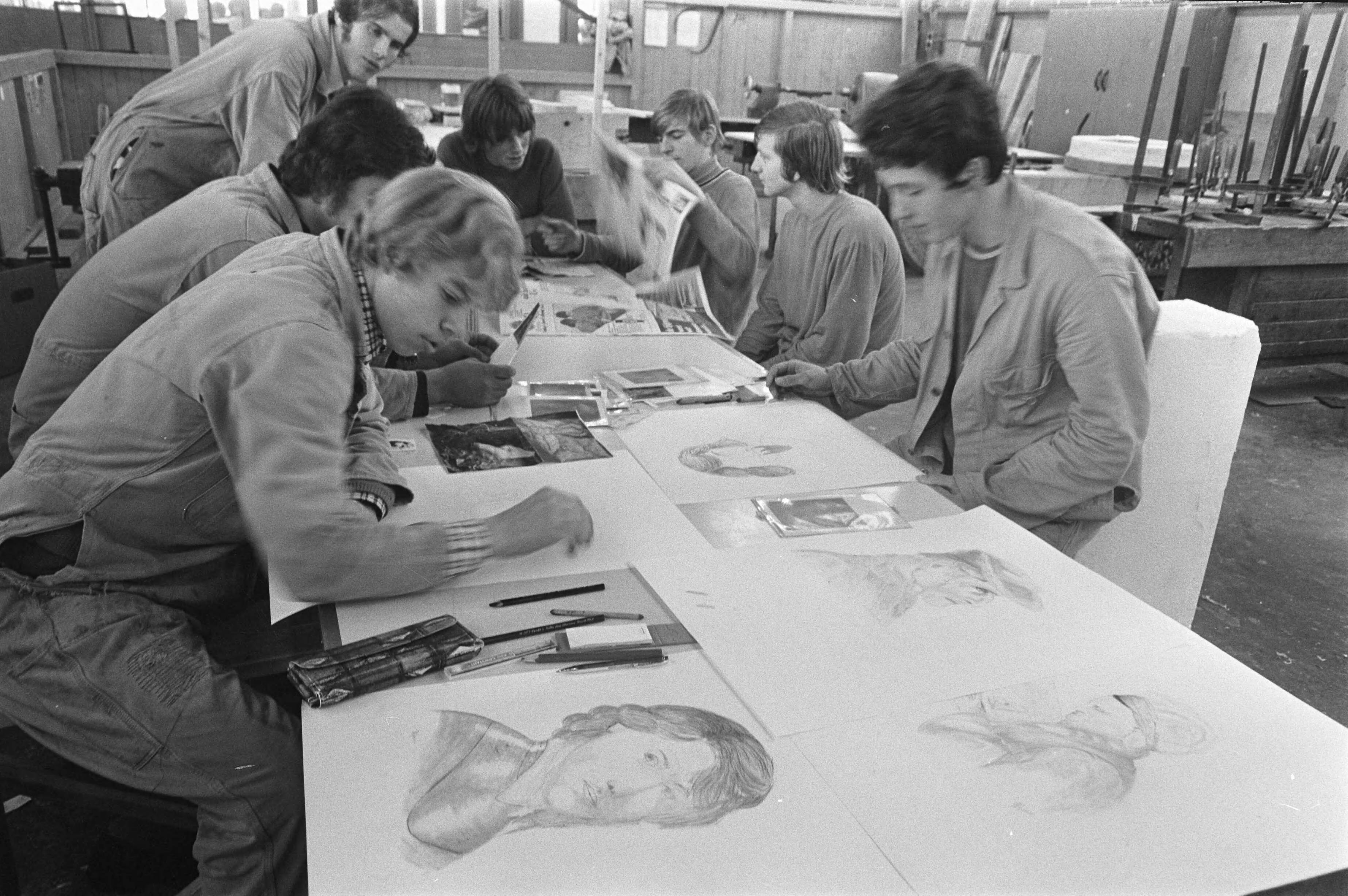 Fotocollectie Anefo — Staking bij Werkspoor Utrecht duurt voort. Stakers (leerlingen) tekenen — Foto: Evers, Joost / Anefo. Licentie: Set B: Rechtenvrij / Publiek Domein. Bron: Nationaal Archief. http://hdl.handle.net/10648/ab81413e-d0b4-102d-bcf8-003048976d84