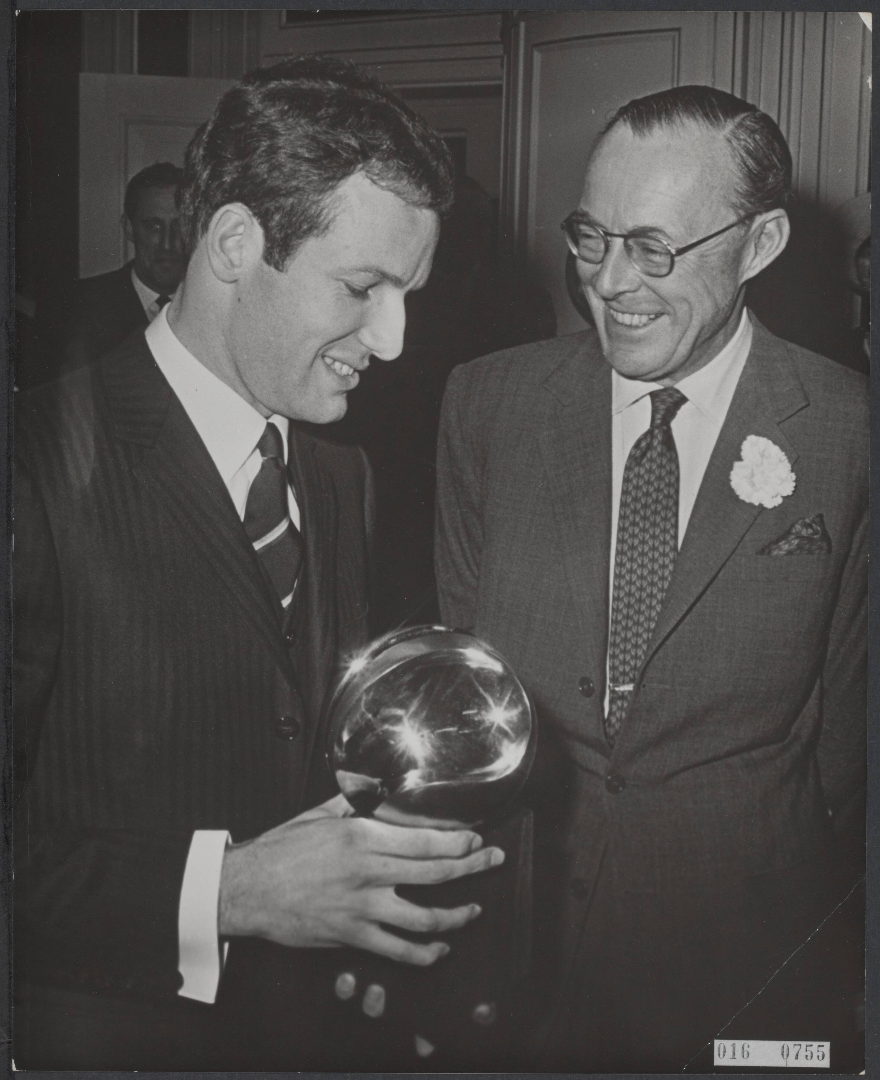 Fotocollectie Elsevier Binnenland — In hotel Lage Vuursche te Baarn heeft prins Bernhard vanmiddag aan tennisser Tom Okker de "Seagram World Ranking Trophy" overhandigt — Foto: Evers, Joost / Anefo. Licentie: Set B: Rechtenvrij / Publiek Domein. Bron: Nationaal Archief. http://hdl.handle.net/10648/adba55da-d0b4-102d-bcf8-003048976d84
