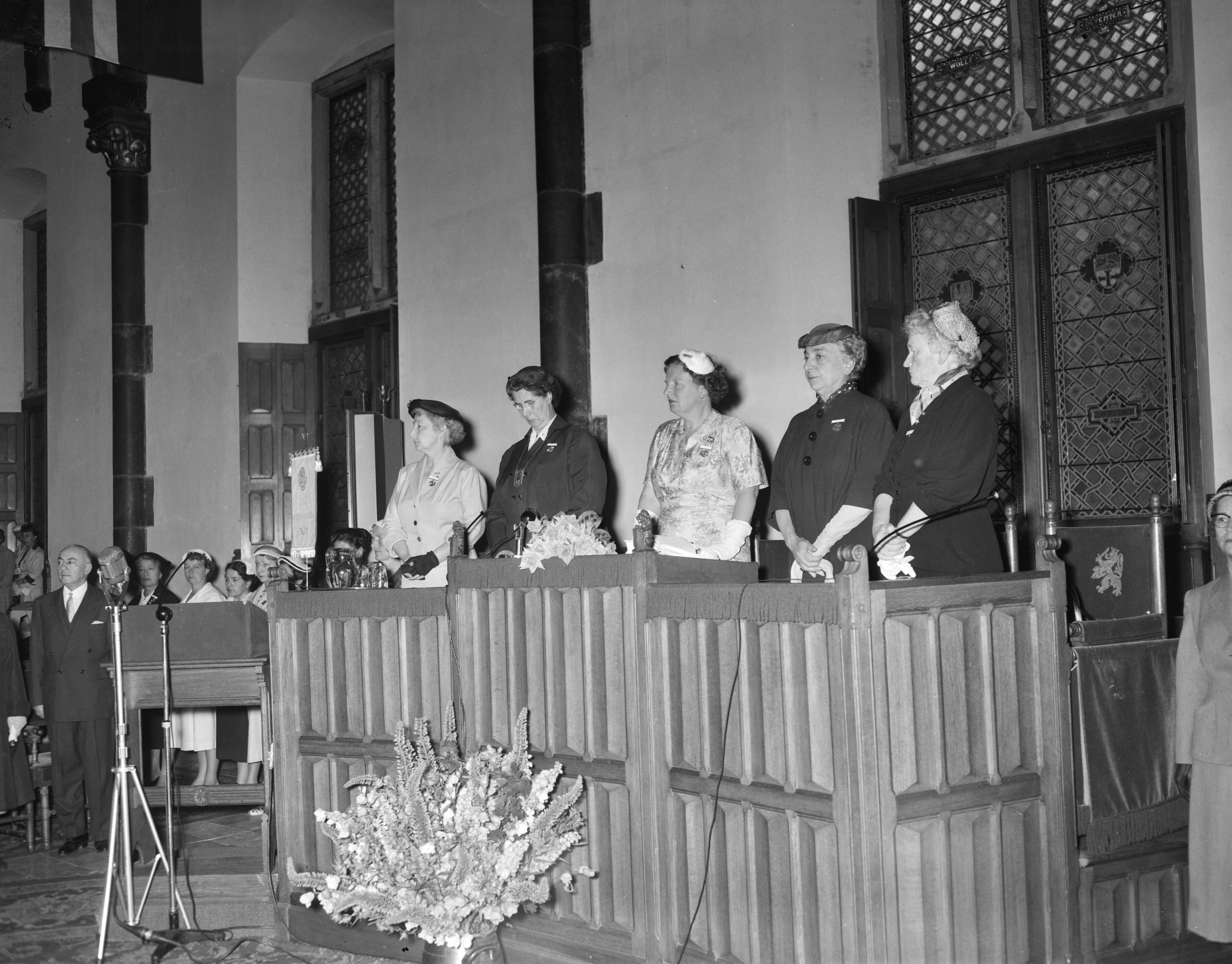 Fotocollectie Anefo — Koningin Juliana bij het congres van de Soroptimisten in de Ridderzaal te Den Haag — Foto: Noske, J.D. / Anefo. Licentie: Set B: Rechtenvrij / Publiek Domein. Bron: Nationaal Archief. http://hdl.handle.net/10648/a94b9040-d0b4-102d-bcf8-003048976d84
