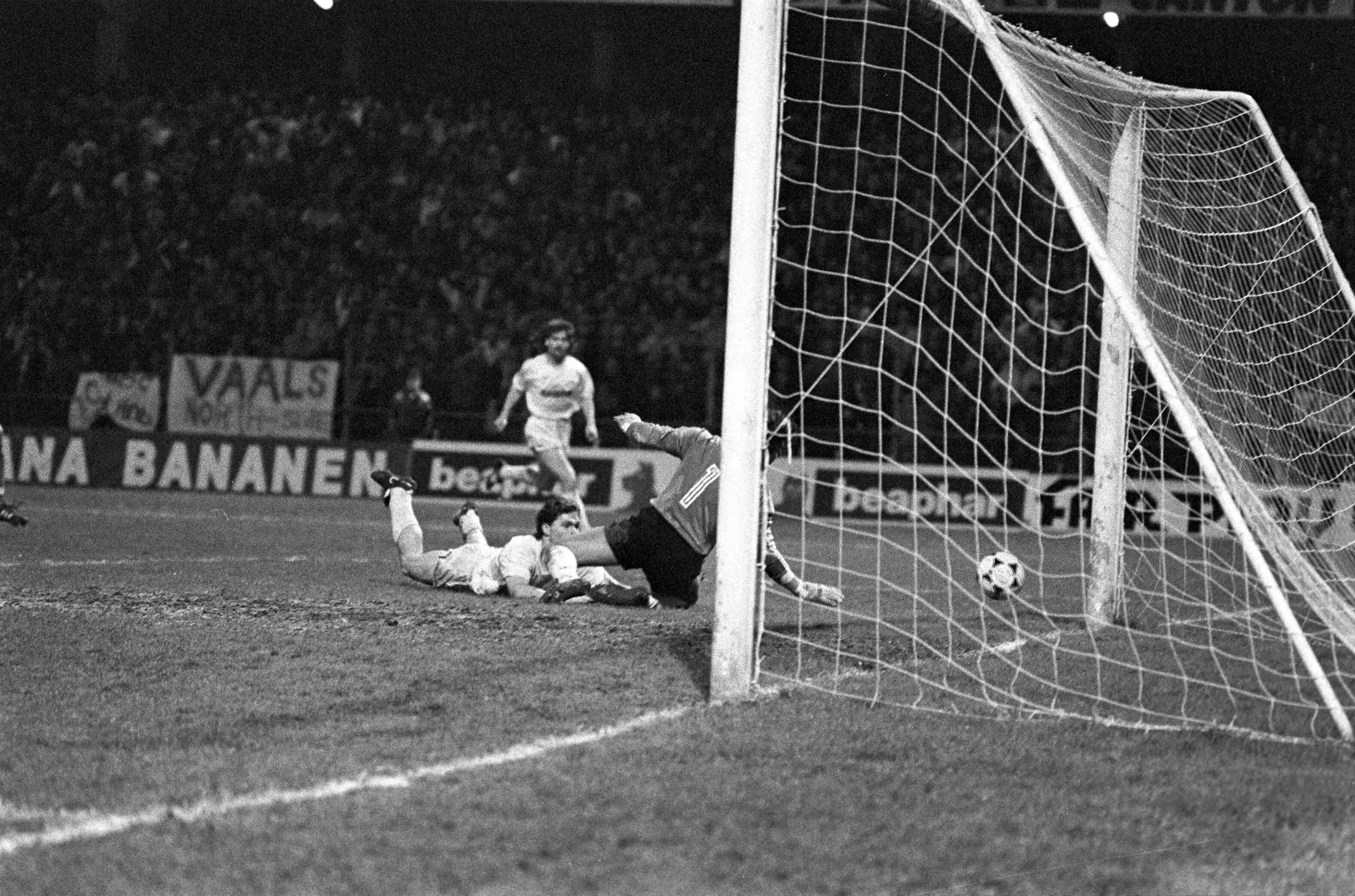 Collectie nader te bepalen — Voetbal. Kwartfinale Europacup II. Roda JC tegen CSKA Sofia 2-1. Spelmoment, Michel Haan scoort koppend de 1-0 — Foto: Fotograaf Onbekend / Fotobureau onbekend / Spaarnestad Photo (05887). Licentie: Set B: Rechtenvrij / Publiek Domein. Bron: Nationaal Archief. http://hdl.handle.net/10648/35429da6-28d8-a382-e063-6df0900a6686