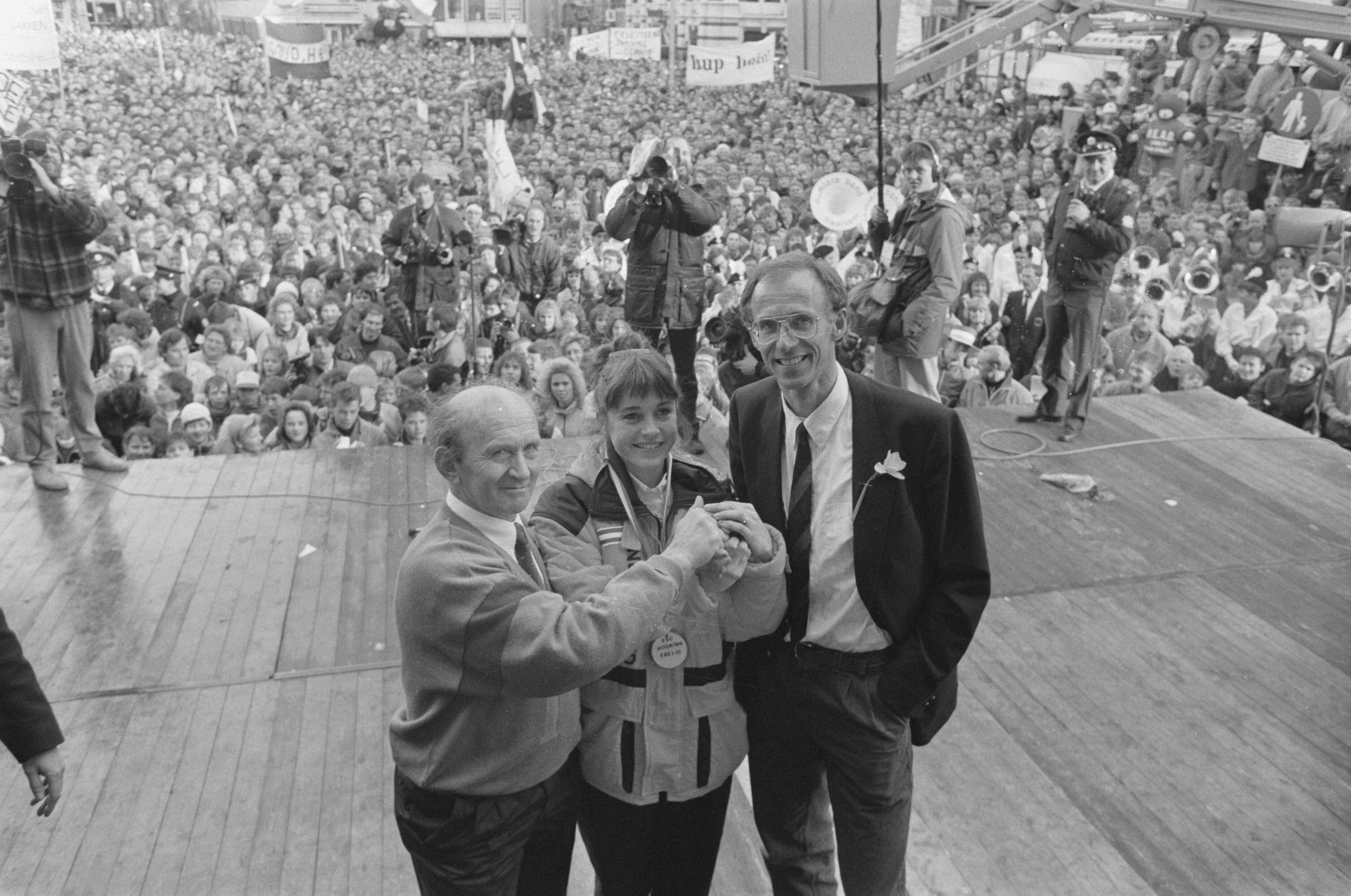 Fotocollectie Anefo — Yvonne van Gennip gehuldigd in Haarlem na behalen drie gouden medailles op Olympische Spelen; met beide coaches Van 't Oever en Kloosterboer (r) — Foto: Croes, Rob C. / Anefo. Licentie: Set B: Rechtenvrij / Publiek Domein. Bron: Nationaal Archief. http://hdl.handle.net/10648/ad68ebfa-d0b4-102d-bcf8-003048976d84