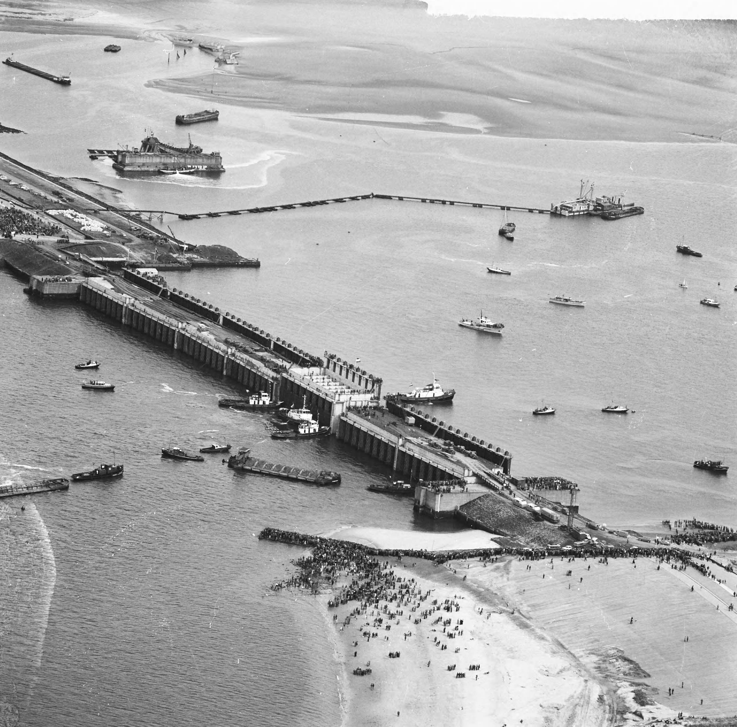 Fotocollectie Anefo — Sluiting Veerse Gat. Luchtopname — Foto: Slagboom, Anton / Anefo. Licentie: Set B: Rechtenvrij / Publiek Domein. Bron: Nationaal Archief. http://hdl.handle.net/10648/a9d2be94-d0b4-102d-bcf8-003048976d84