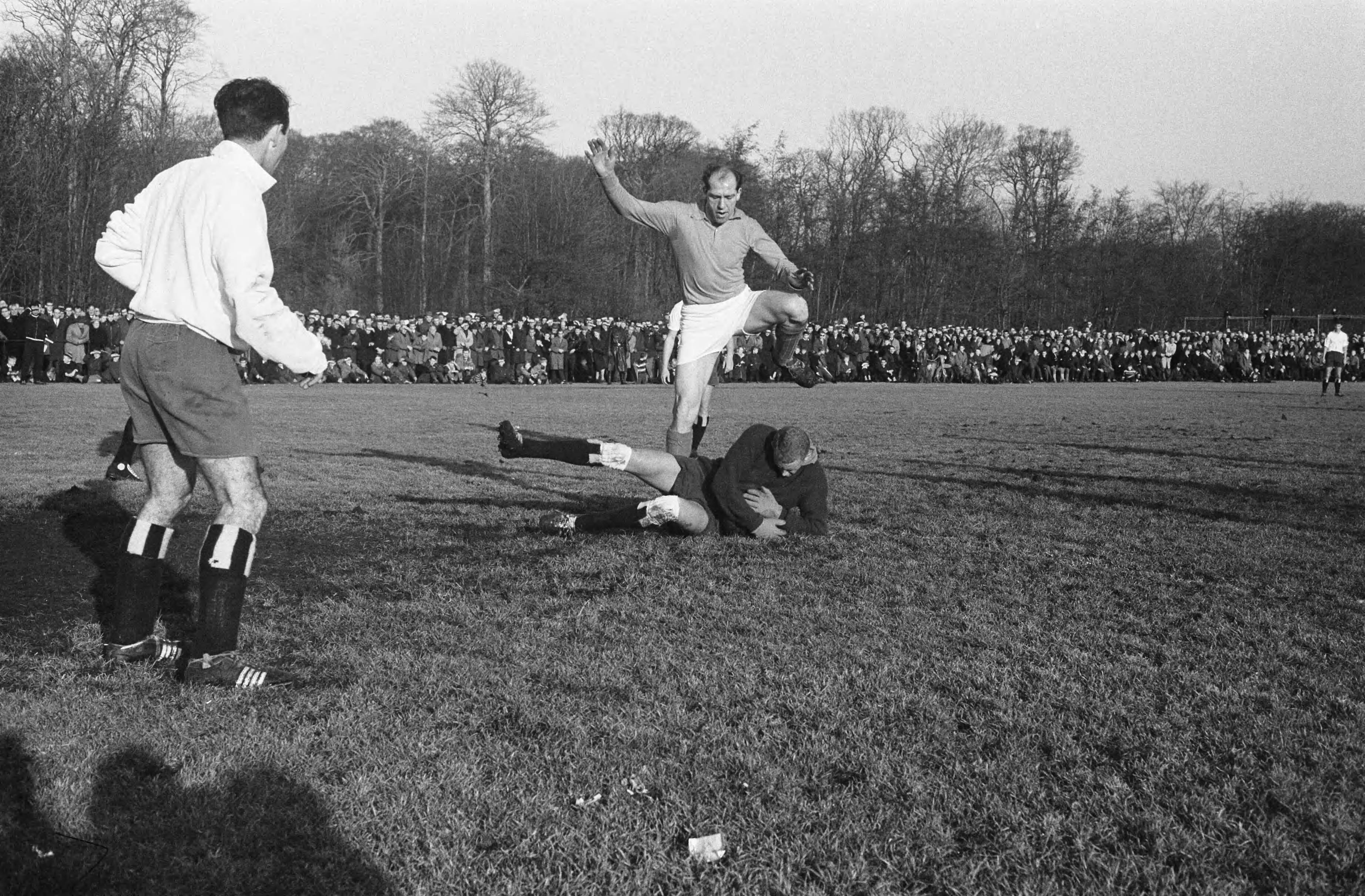 Fotocollectie Anefo — Traditionele nieuwjaars-voetbalwedstrijd Koninkiijke HFC tegen Oud-internationals 3-3. Spelmoment, Wout Heinen en doelman Van der Meulen van KHFC — Foto: Pot, Harry / Anefo. Licentie: Set B: Rechtenvrij / Publiek Domein. Bron: Nationaal Archief. http://hdl.handle.net/10648/aa53f7c0-d0b4-102d-bcf8-003048976d84