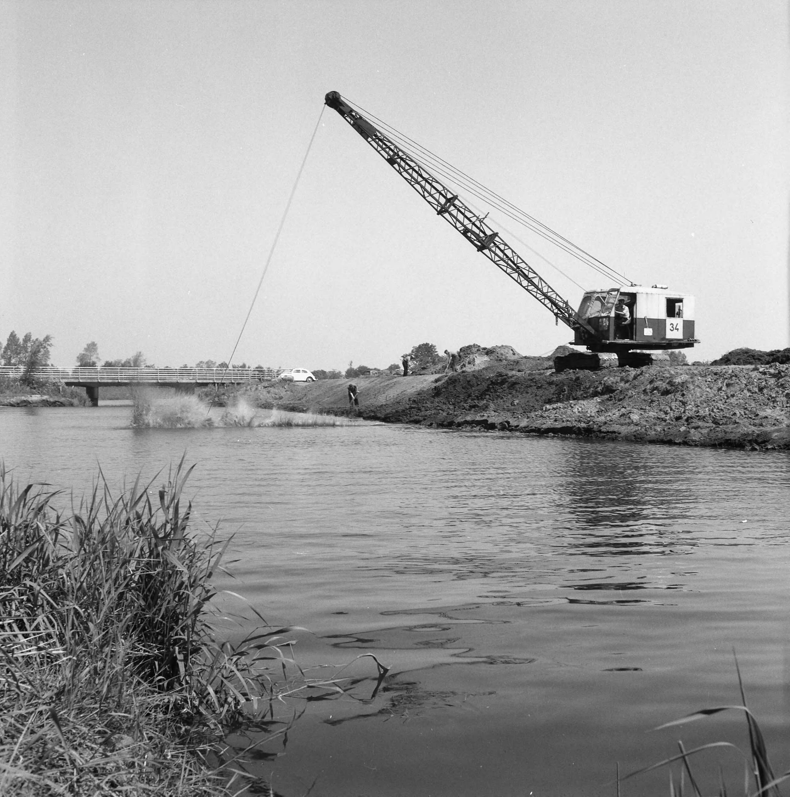 Fotocollectie Nederlandse Heidemaatschappij — Peizerdiep in uitvoering nabij brug in de weg Roden - Peize — Foto: Eyssen, [...] / Heidemij. Licentie: Set B: Rechtenvrij / Publiek Domein. Bron: Nationaal Archief. http://hdl.handle.net/10648/ae743266-d0b4-102d-bcf8-003048976d84