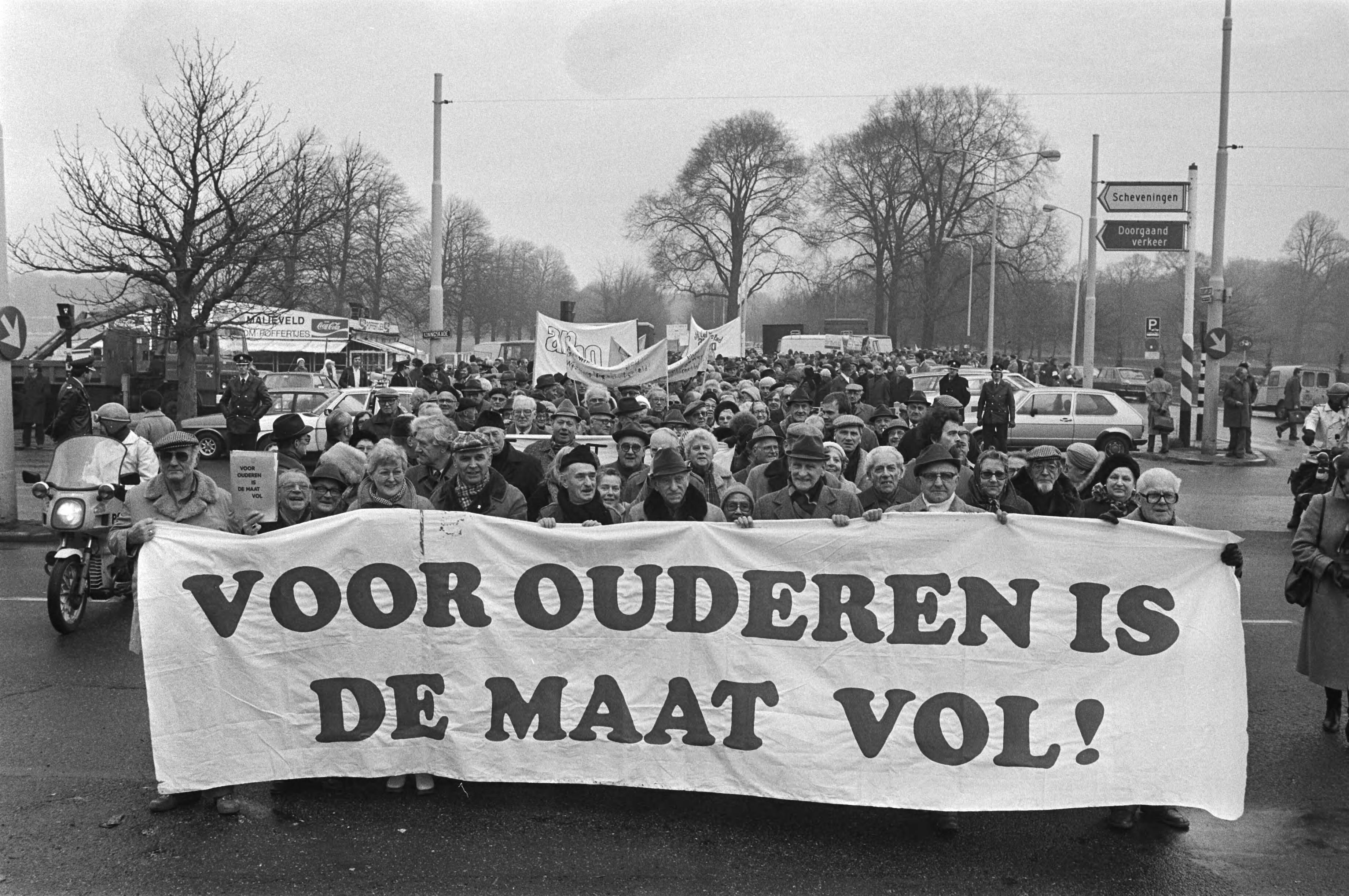 Fotocollectie Anefo — Dem. door 300 ouderen in Den Haag omdat zij vinden dat er een slecht beleid is ten aanzien van ouderen. Demonstratie op weg naar Binnenhof — Foto: Antonisse, Marcel / Anefo. Licentie: Set B: Rechtenvrij / Publiek Domein. Bron: Nationaal Archief. http://hdl.handle.net/10648/ad0da66e-d0b4-102d-bcf8-003048976d84