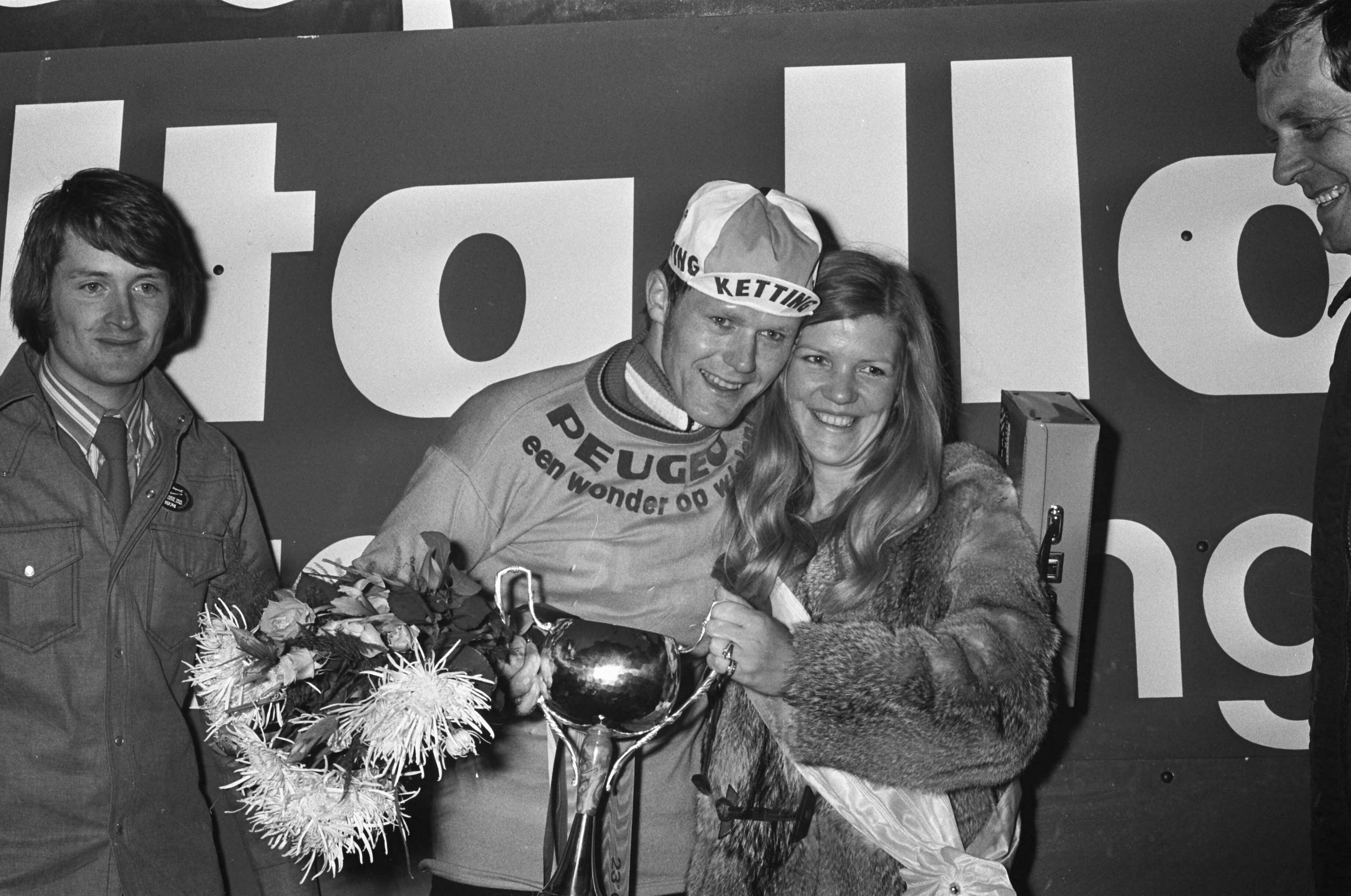 Fotocollectie Anefo — Proloog Olympias toer in Den Haag ; winnaar Snoeijink en rondemiss — Foto: Verhoeff, Bert / Anefo. Licentie: Set B: Rechtenvrij / Publiek Domein. Bron: Nationaal Archief. http://hdl.handle.net/10648/ac4922b2-d0b4-102d-bcf8-003048976d84