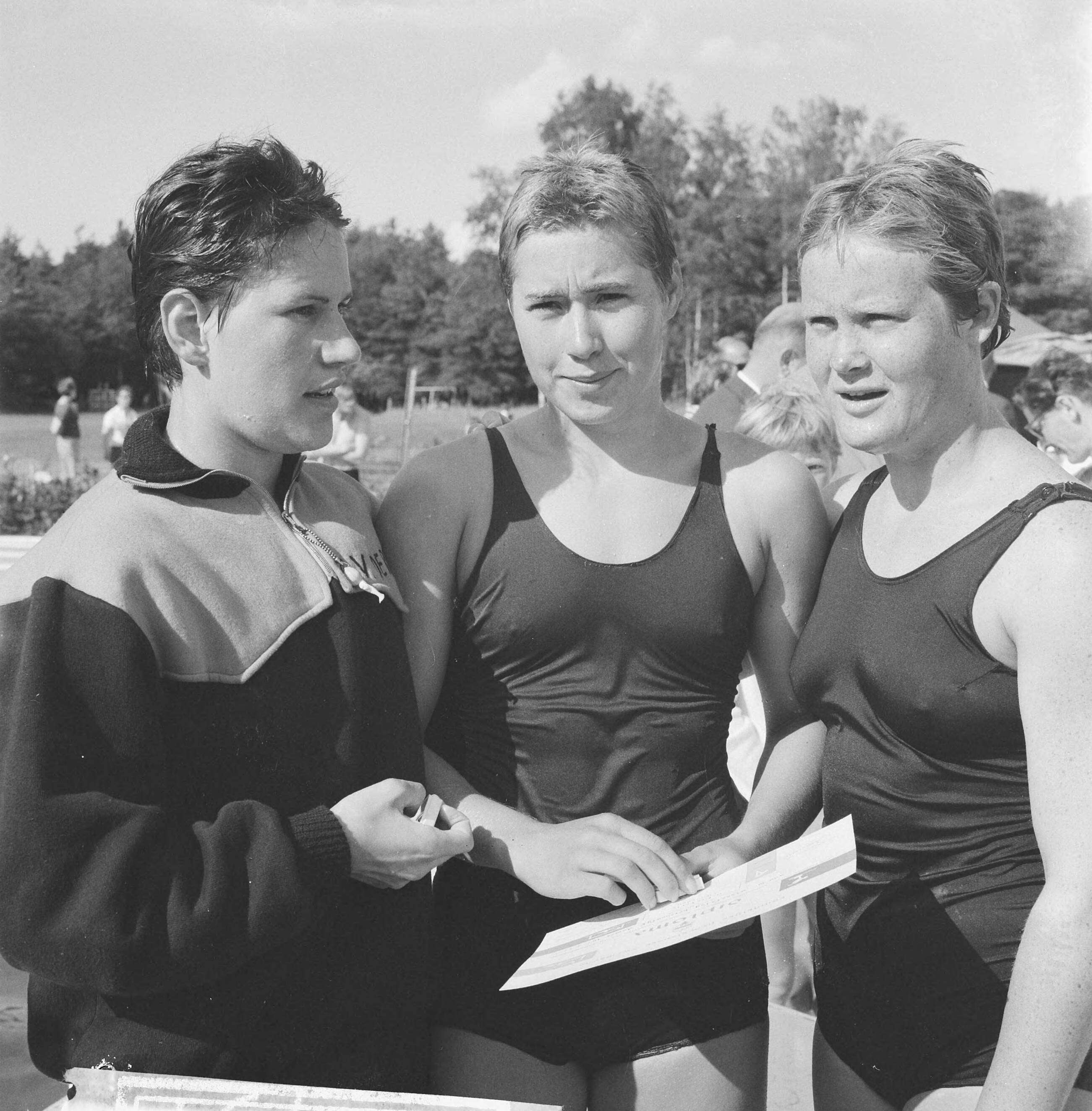 Fotocollectie Anefo — Zwemkampioenschappen in Soest, Adrie Lasterie, J. de Nijs en Lenie Lambrix — Foto: Koch, Eric / Anefo. Licentie: Set B: Rechtenvrij / Publiek Domein. Bron: Nationaal Archief. http://hdl.handle.net/10648/aa1262ce-d0b4-102d-bcf8-003048976d84
