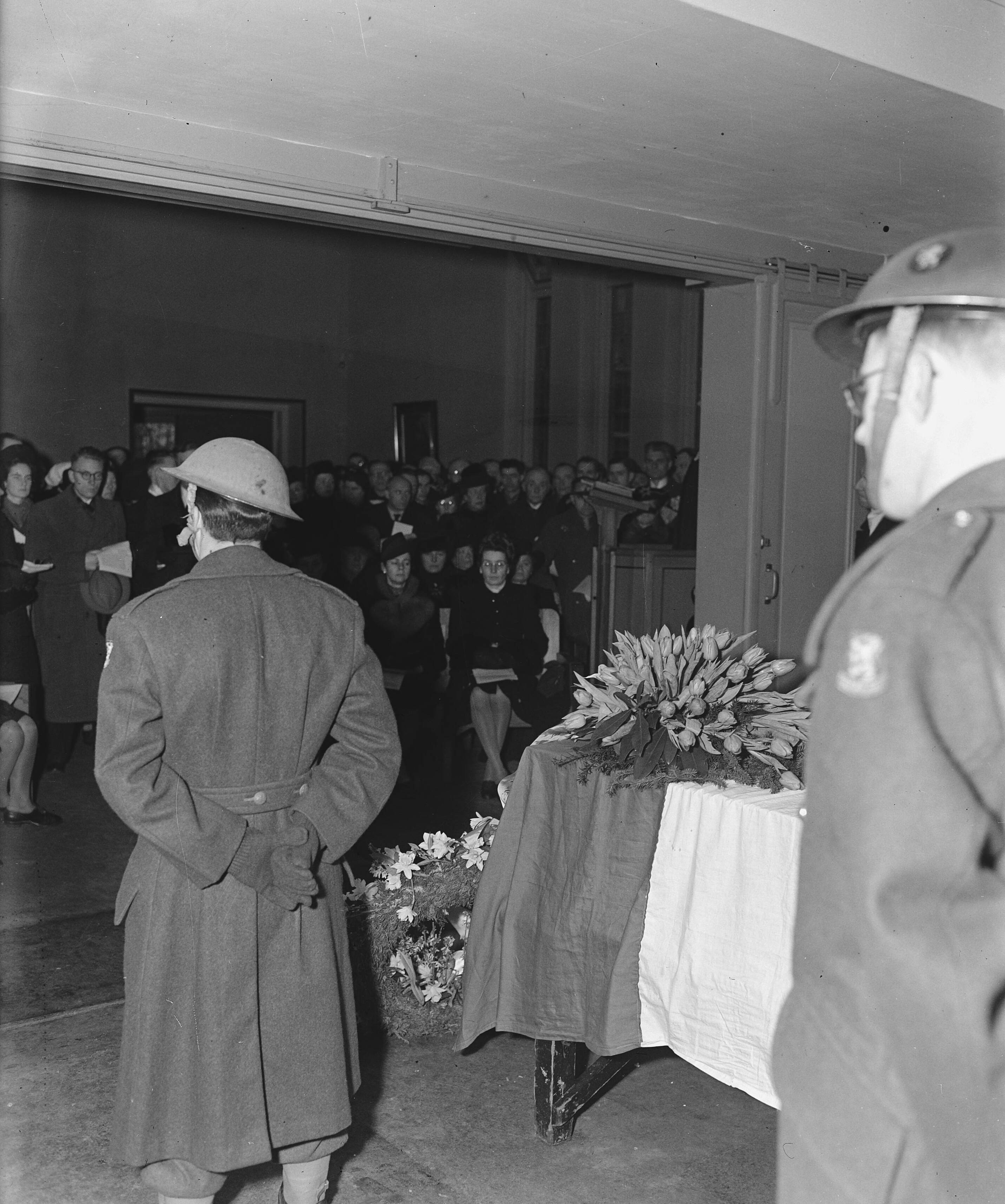 Fotocollectie Anefo — Begrafenis van oud illegale werkers, Den Haag — Foto: Raucamp, Koos / Anefo. Licentie: Set B: Rechtenvrij / Publiek Domein. Bron: Nationaal Archief. http://hdl.handle.net/10648/a896393e-d0b4-102d-bcf8-003048976d84
