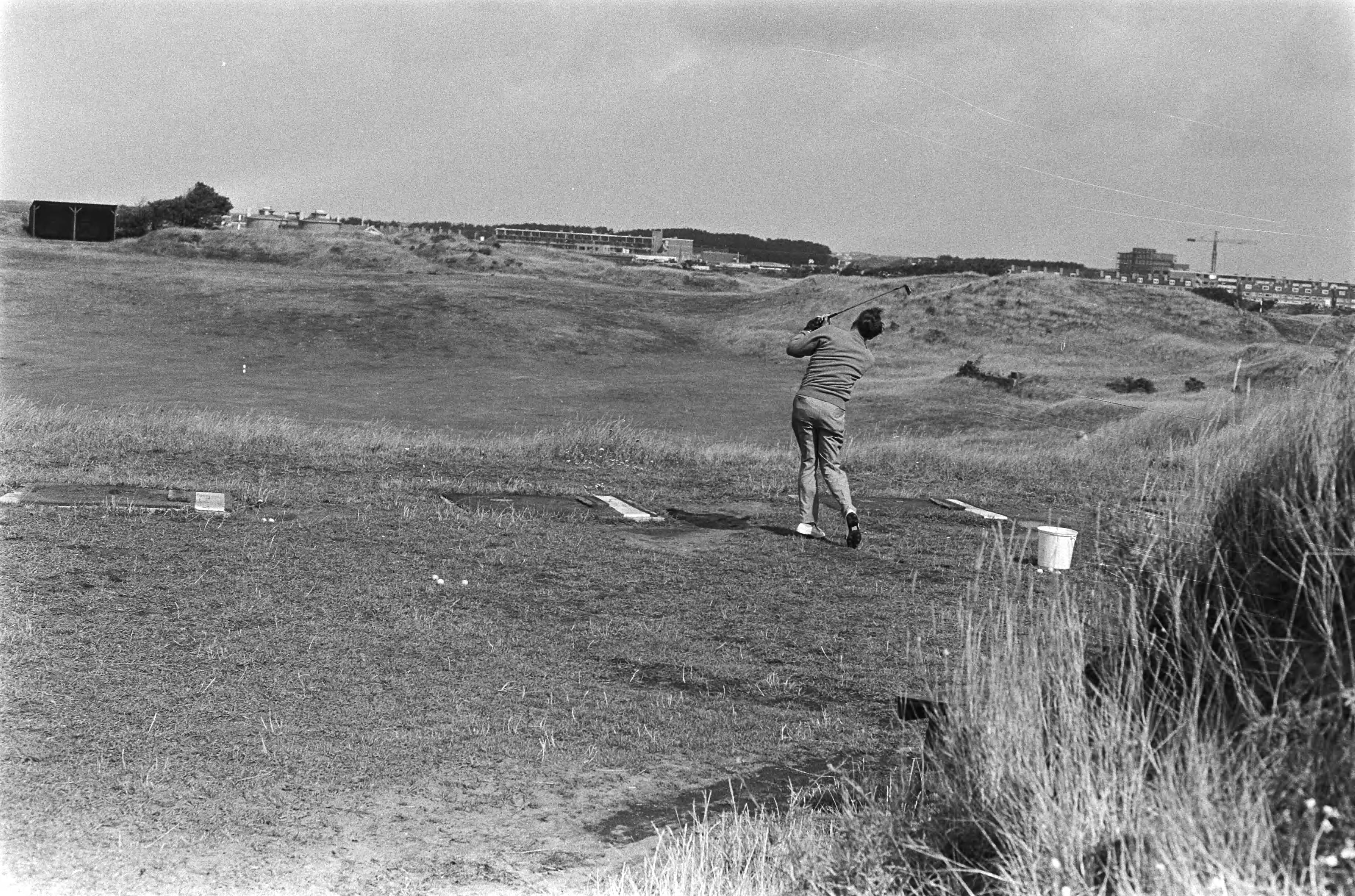 Fotocollectie Anefo — Overzicht van golfen op Kennemer Golfclub te Zandvoort — Foto: Punt, W. / Anefo. Licentie: Set B: Rechtenvrij / Publiek Domein. Bron: Nationaal Archief. http://hdl.handle.net/10648/abc8e1b0-d0b4-102d-bcf8-003048976d84