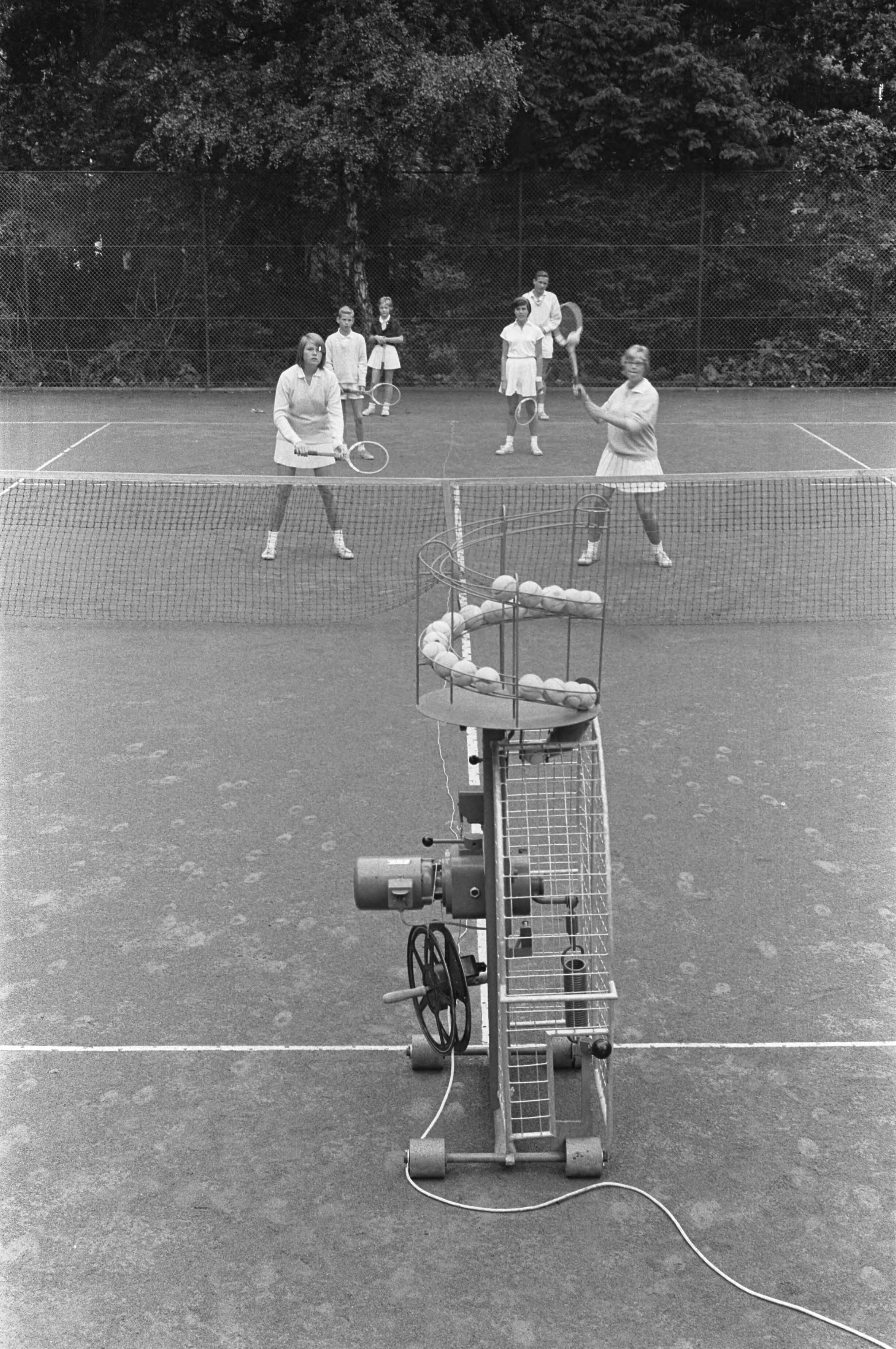 Fotocollectie Anefo — Tenniskanon voor het eerst in Nederland in gebruik bij tennisclub Zandvoort — Foto: Pot, Harry / Anefo. Licentie: Set B: Rechtenvrij / Publiek Domein. Bron: Nationaal Archief. http://hdl.handle.net/10648/aa3fa5f4-d0b4-102d-bcf8-003048976d84