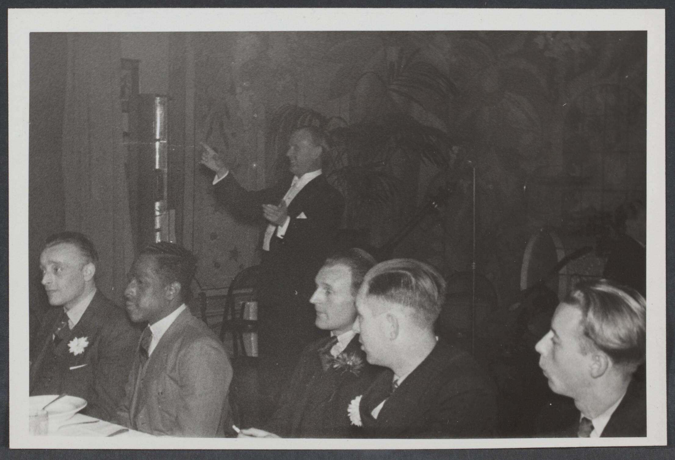 Gewonden Nederland — St. Nicolaasfeest voor oorlogsgewonden in Den Haag. Willy Derby geeft een nummer — Foto: Valks, H.J.M. / Spaarnestad. Licentie: Set B: Rechtenvrij / Publiek Domein. Bron: Nationaal Archief. http://hdl.handle.net/10648/a4f7343f-4fce-f9d4-85d2-5b4126a3ea22