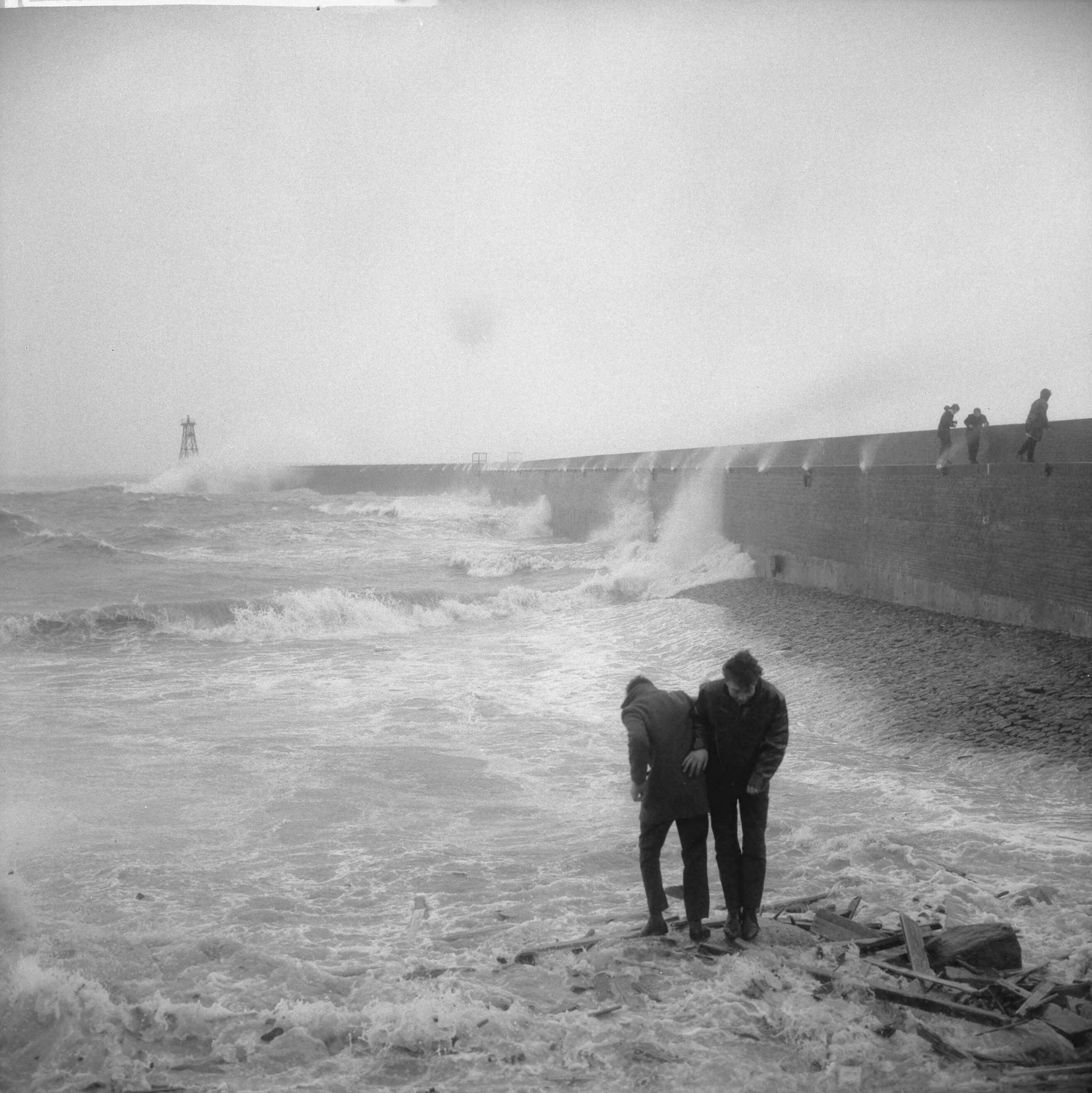 Fotocollectie Anefo — Windkracht 12 in Scheveningen — Foto: Koch, Eric / Anefo. Licentie: Set B: Rechtenvrij / Publiek Domein. Bron: Nationaal Archief. http://hdl.handle.net/10648/a9f8a4d8-d0b4-102d-bcf8-003048976d84