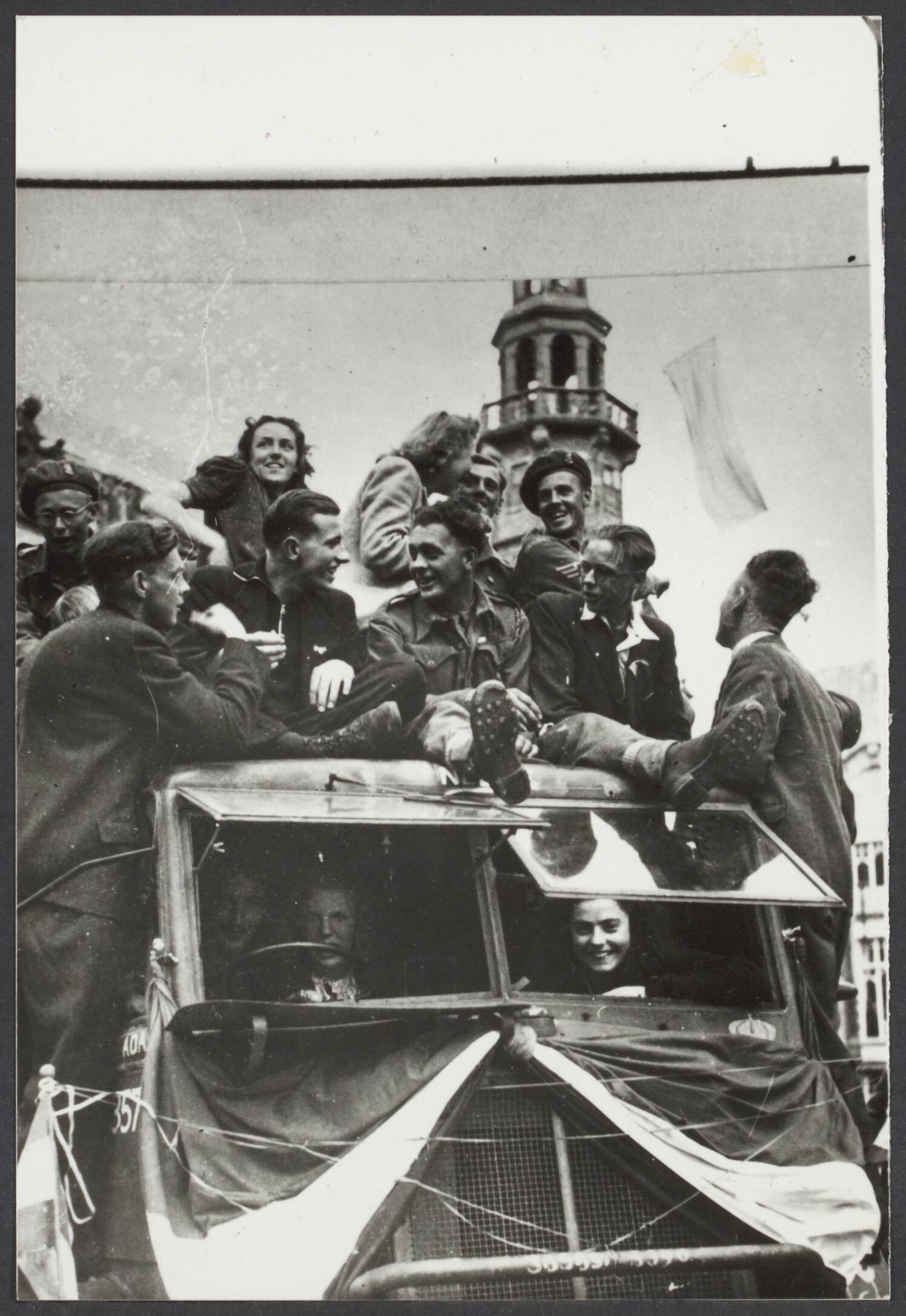 Bevrijding 's Gravenhage (Den Haag) — Bevrijde Nederlanders bestormen binnentrekkende Canadese voertuigen [intocht Prinses Irenebrigade in Den Haag] — Foto: Fotograaf Onbekend / Anefo. Licentie: Set B: Rechtenvrij / Publiek Domein. Bron: Nationaal Archief. http://hdl.handle.net/10648/f20c3c3e-d4f8-bd80-f32b-4df35f10f0fa