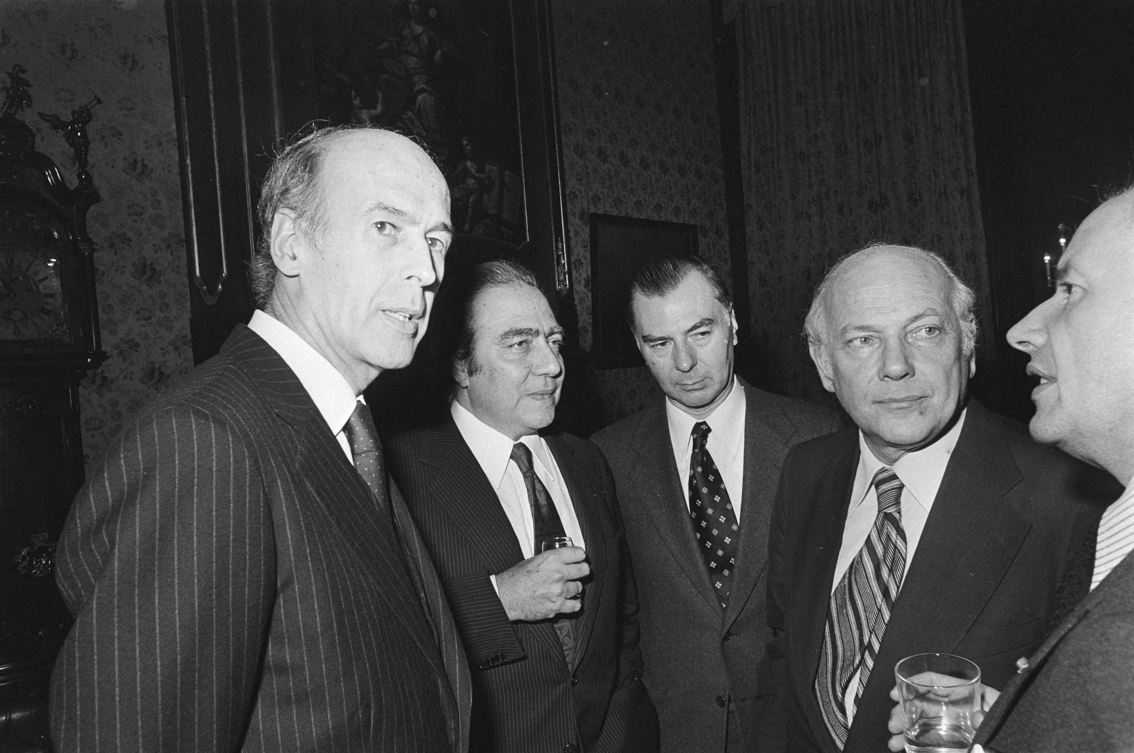 Fotocollectie Anefo — Bijeenkomst regeringsleiders EG in Den Haag ; v.l.n.r. Giscard dEstaing , Ortoli (fr.), Tindemans (premier Belgie) en Den Uyl — Foto: Peters, Hans / Anefo. Licentie: Set B: Rechtenvrij / Publiek Domein. Bron: Nationaal Archief. http://hdl.handle.net/10648/ac90fa74-d0b4-102d-bcf8-003048976d84