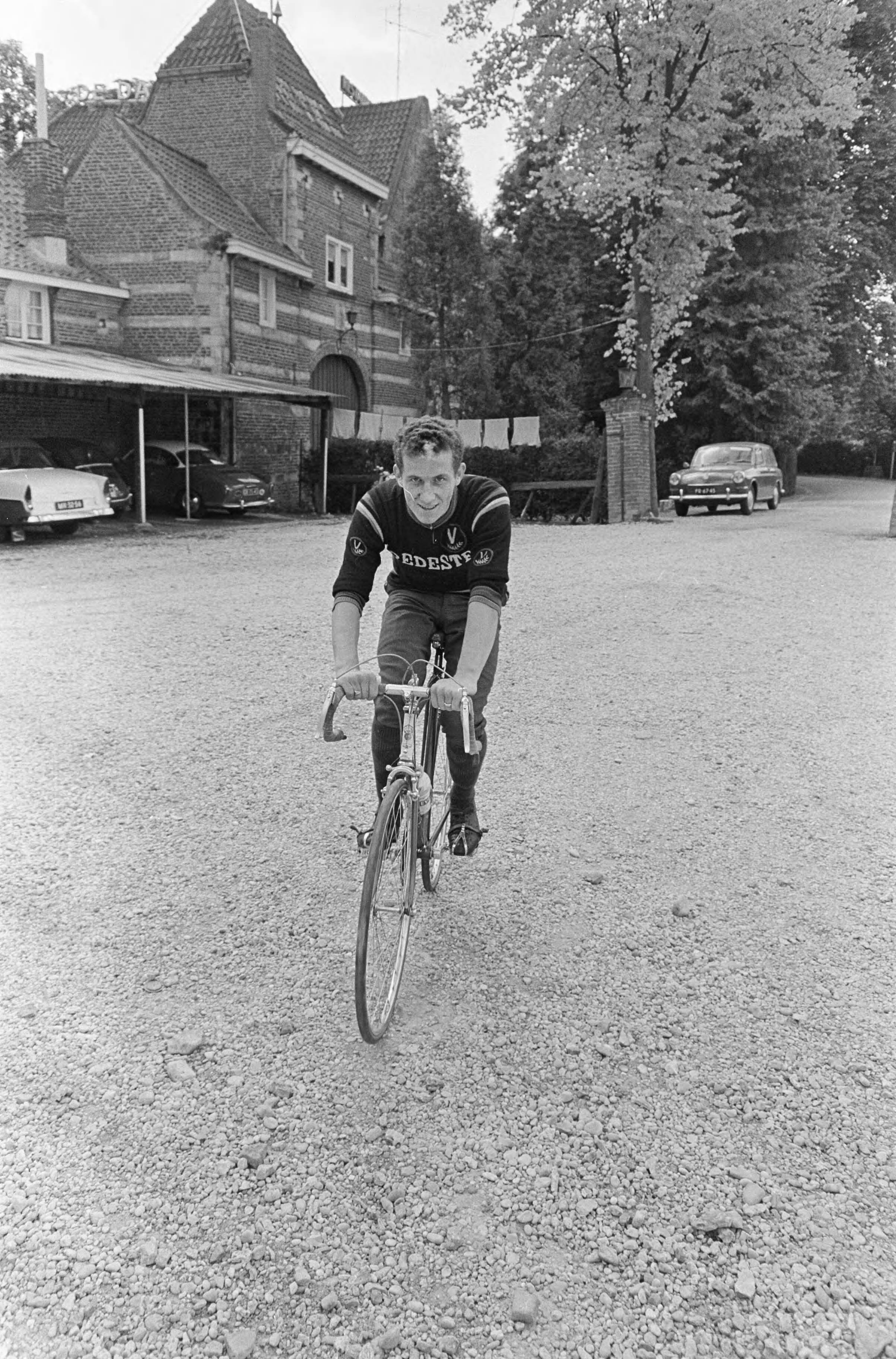Fotocollectie Anefo — Wielrennen, amateurploeg te Nuth, Rini Wagtmans op de fiets — Foto: Nijs, Jac. de / Anefo. Licentie: Set B: Rechtenvrij / Publiek Domein. Bron: Nationaal Archief. http://hdl.handle.net/10648/aaf6bda2-d0b4-102d-bcf8-003048976d84