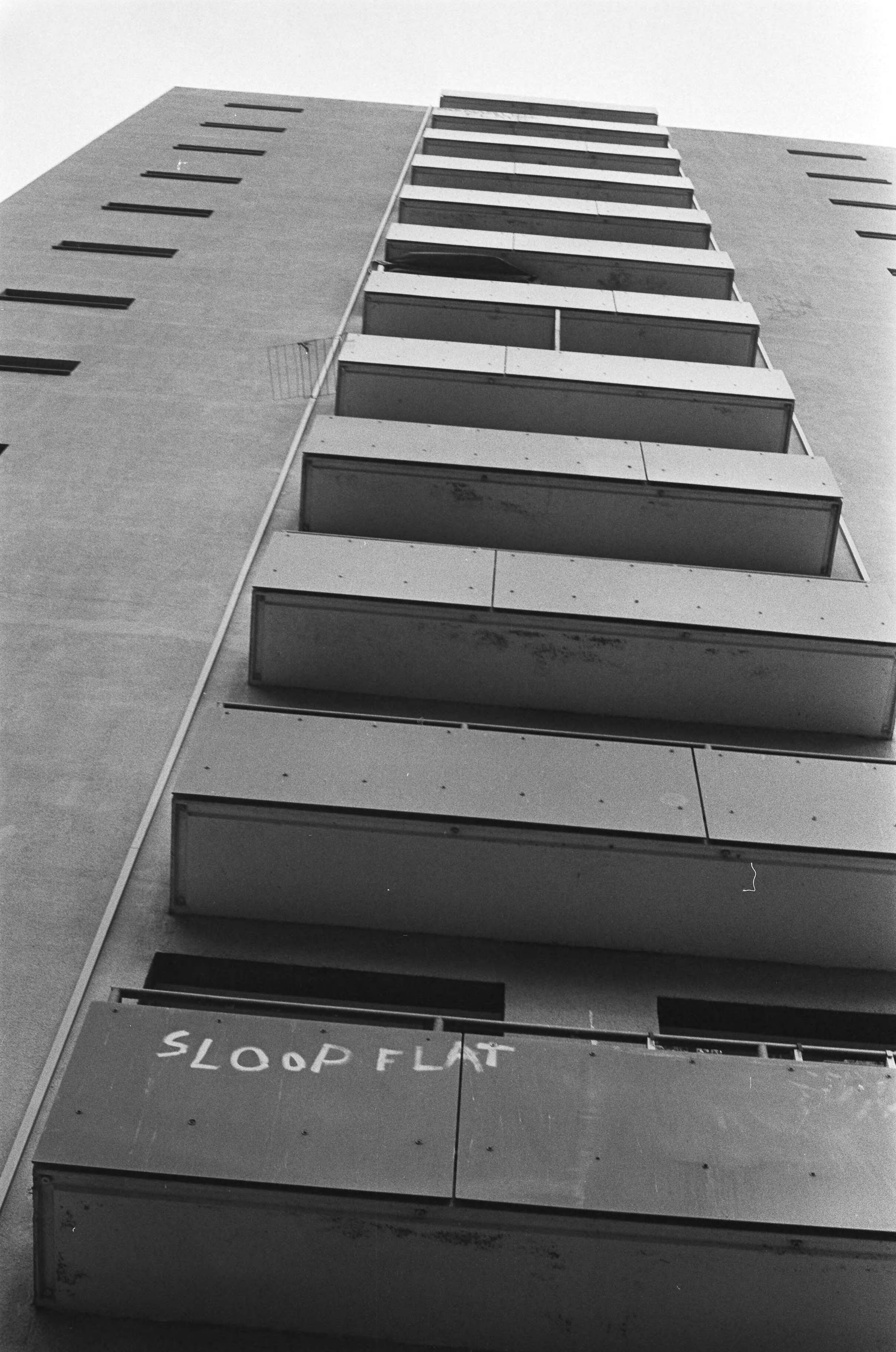Fotocollectie Anefo — Deze week wordt bekend gemaakt wat met flatgebouwen Morgenstond in Den Haag gaat gebeuren; flatgebouw — Foto: Bogaerts, Rob / Anefo. Licentie: Set B: Rechtenvrij / Publiek Domein. Bron: Nationaal Archief. http://hdl.handle.net/10648/ad4a6a72-d0b4-102d-bcf8-003048976d84