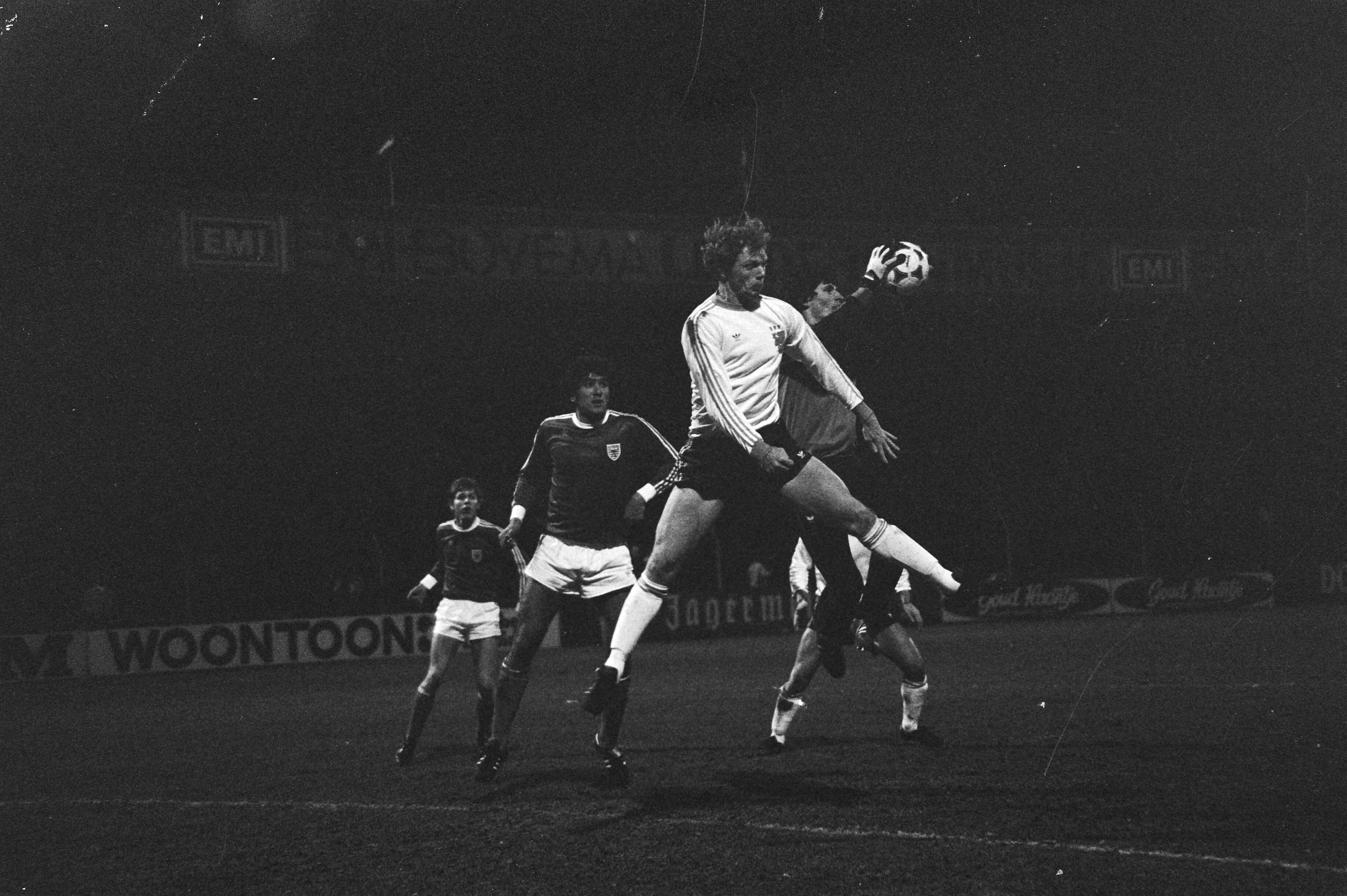 Fotocollectie Anefo — Voetbal/Jong Oranje tegen Jong Luxemburg 1-0 (EK kwalificatie wedstrijd), Kaiser van Jong Oranje in duel met keeper van Luxemburg — Foto: Dijk, Hans van / Anefo. Licentie: Set B: Rechtenvrij / Publiek Domein. Bron: Nationaal Archief. http://hdl.handle.net/10648/acf53372-d0b4-102d-bcf8-003048976d84