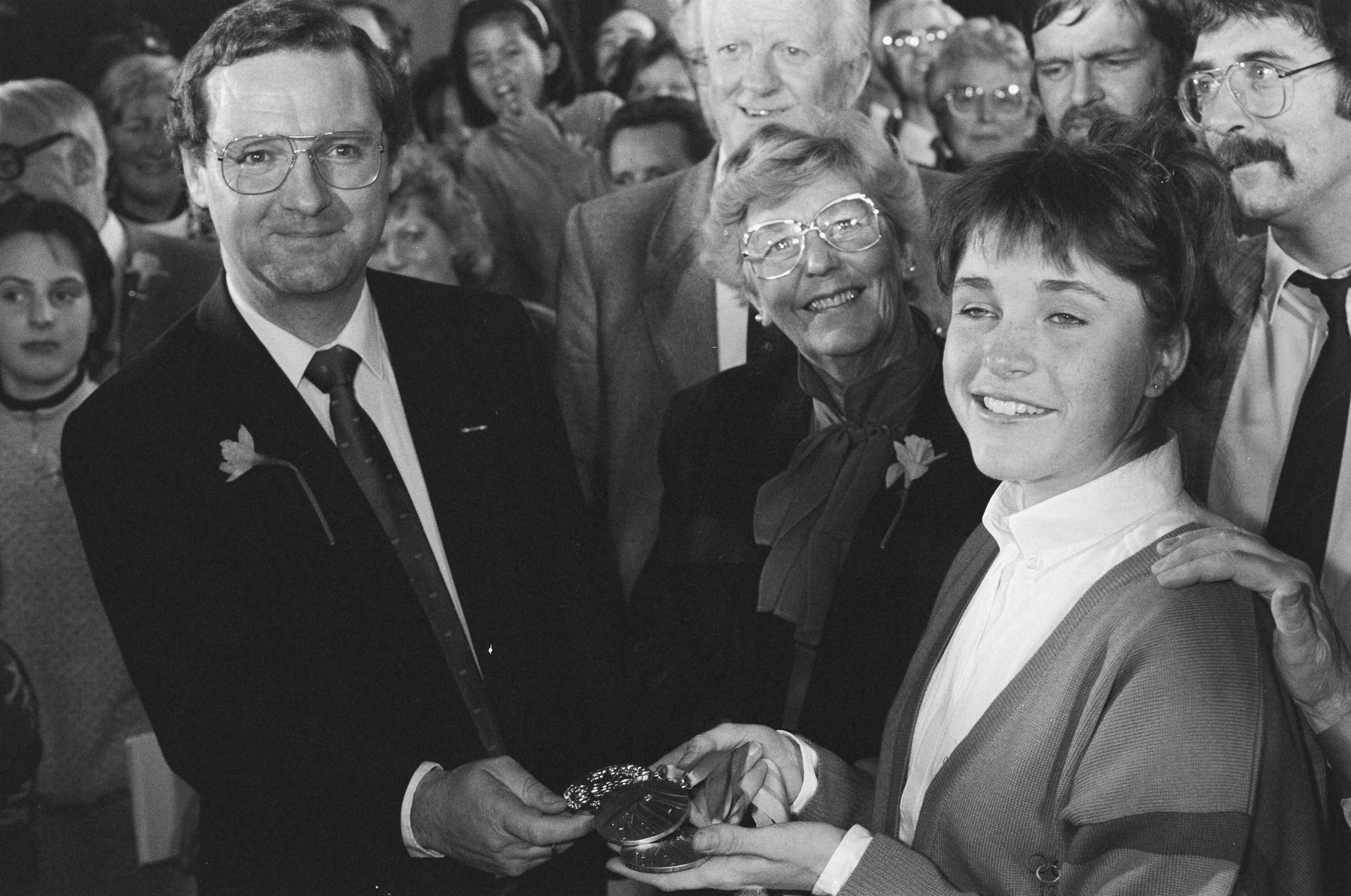Fotocollectie Anefo — Yvonne van Gennip gehuldigd in Haarlem na behalen drie gouden medailles op de Olympische Spelen ; met staatssecretaris Dees — Foto: Croes, Rob C. / Anefo. Licentie: Set B: Rechtenvrij / Publiek Domein. Bron: Nationaal Archief. http://hdl.handle.net/10648/ad68f28a-d0b4-102d-bcf8-003048976d84