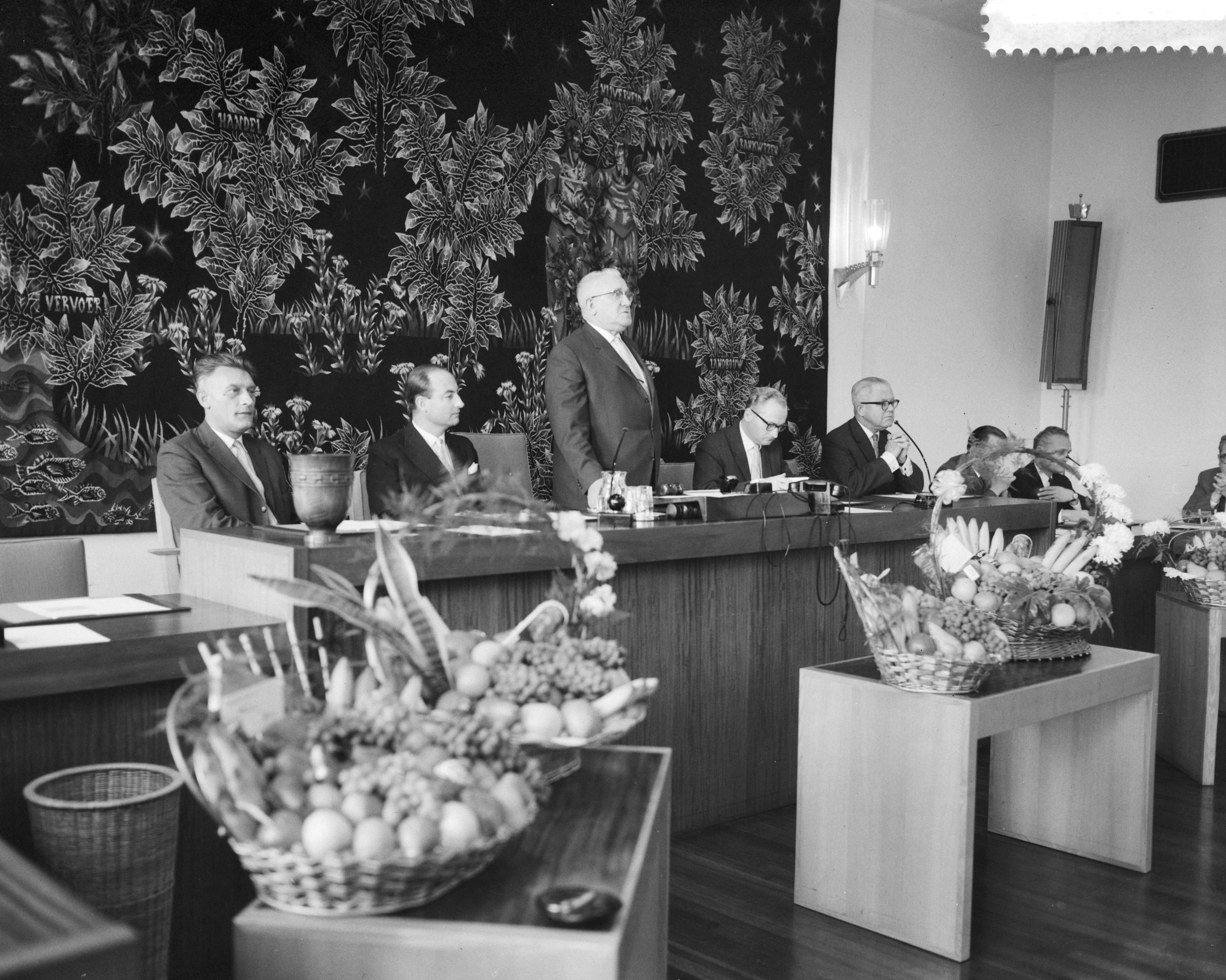 Fotocollectie Anefo — Eerste openbare vergadering Bedrijfsschap van Aardappelen, Groenten en Fruit te Den Haag, overzicht van de bestuurstafel — Foto: Behrens, Herbert F. / Anefo. Licentie: Set B: Rechtenvrij / Publiek Domein. Bron: Nationaal Archief. http://hdl.handle.net/10648/a9a15ac0-d0b4-102d-bcf8-003048976d84