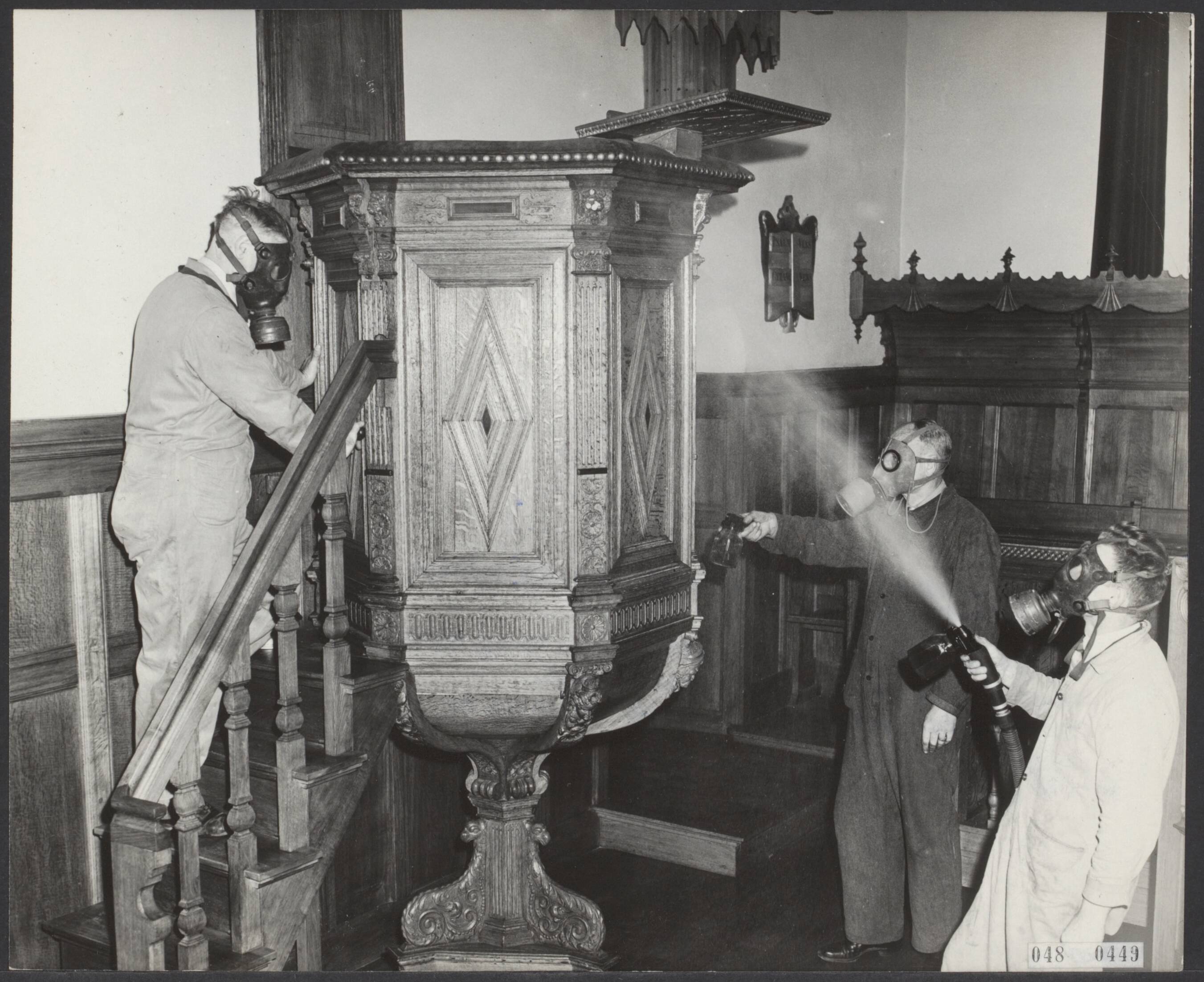 Fotocollectie Elsevier Binnenland — De Nederlands-Hervormde Kerk in Blaricum wordt ernstig belaagd door boktorren en houtwormen. De kerk wordt nu hermetisch gesloten en alles wordt ingespoten om de insecten te vernietigen. Arbeiders met gasmaskers uitgerust bespuiten de kerk — Foto: Rossem, Wim van / Anefo. Licentie: Set B: Rechtenvrij / Publiek Domein. Bron: Nationaal Archief. http://hdl.handle.net/10648/5955338c-e728-e862-63e8-d9a0aac82dcd