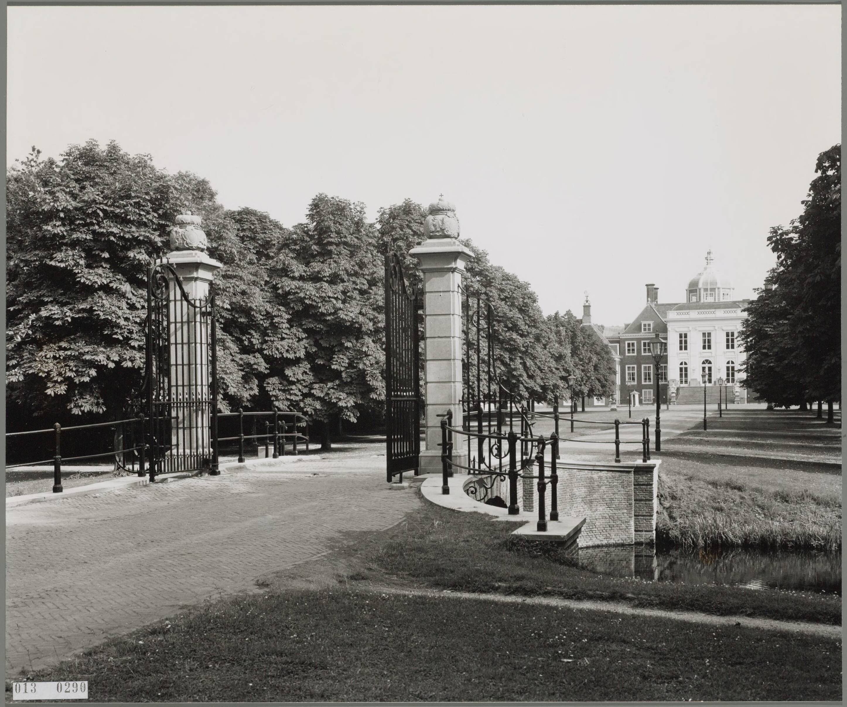 Paleis Huis ten Bosch te Den Haag — Exterieur — Foto: Hofmeester, Bart / RVD. Licentie: Set B: Rechtenvrij / Publiek Domein. Bron: Nationaal Archief. http://hdl.handle.net/10648/afa868d2-d0b4-102d-bcf8-003048976d84
