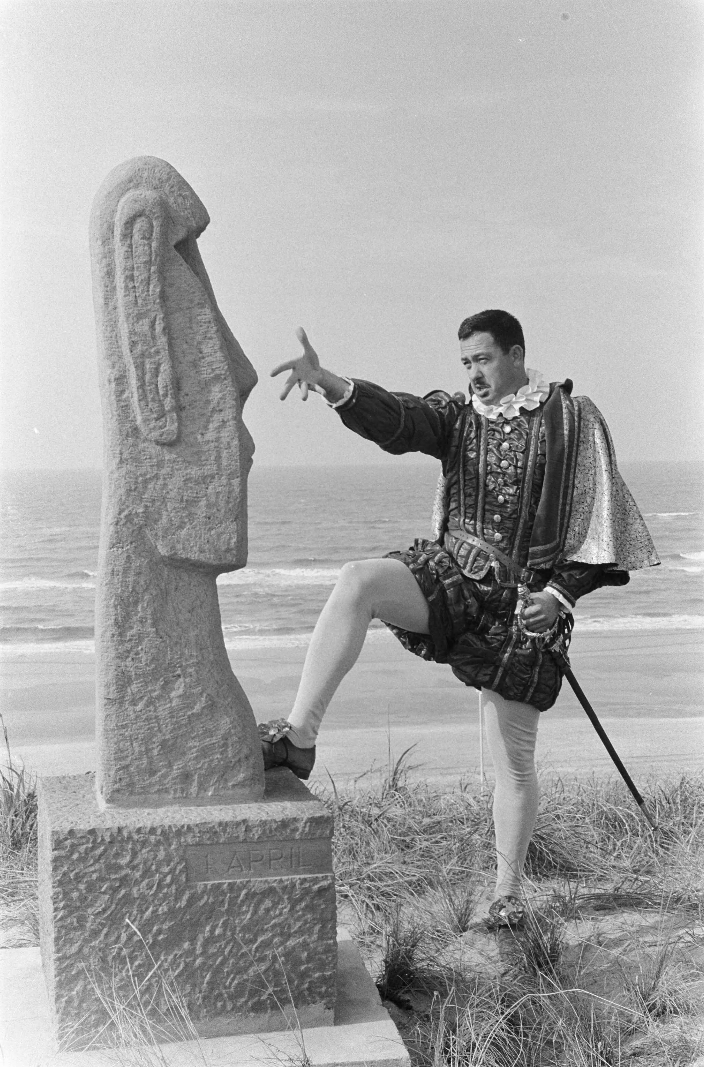 Fotocollectie Anefo — Historisch figuur bij beeld Paaseiland in Zandvoort — Foto: Pot, Harry / Anefo. Licentie: Set B: Rechtenvrij / Publiek Domein. Bron: Nationaal Archief. http://hdl.handle.net/10648/aa1a64f6-d0b4-102d-bcf8-003048976d84