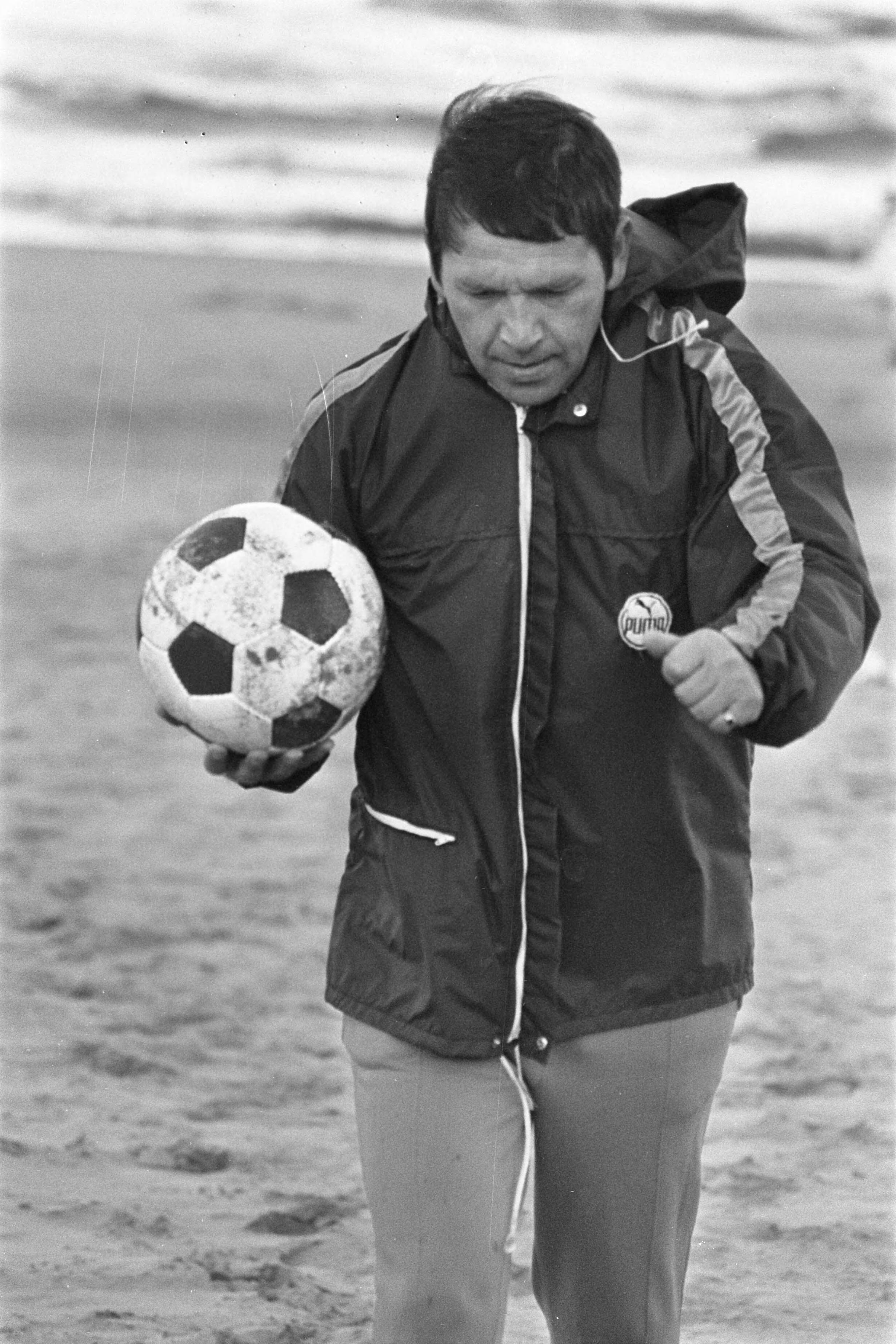 Fotocollectie Anefo — Training Ajax in Wassenaar; trainer Ivic op het strand — Foto: Peters, Hans / Anefo. Licentie: Set B: Rechtenvrij / Publiek Domein. Bron: Nationaal Archief. http://hdl.handle.net/10648/aca58728-d0b4-102d-bcf8-003048976d84
