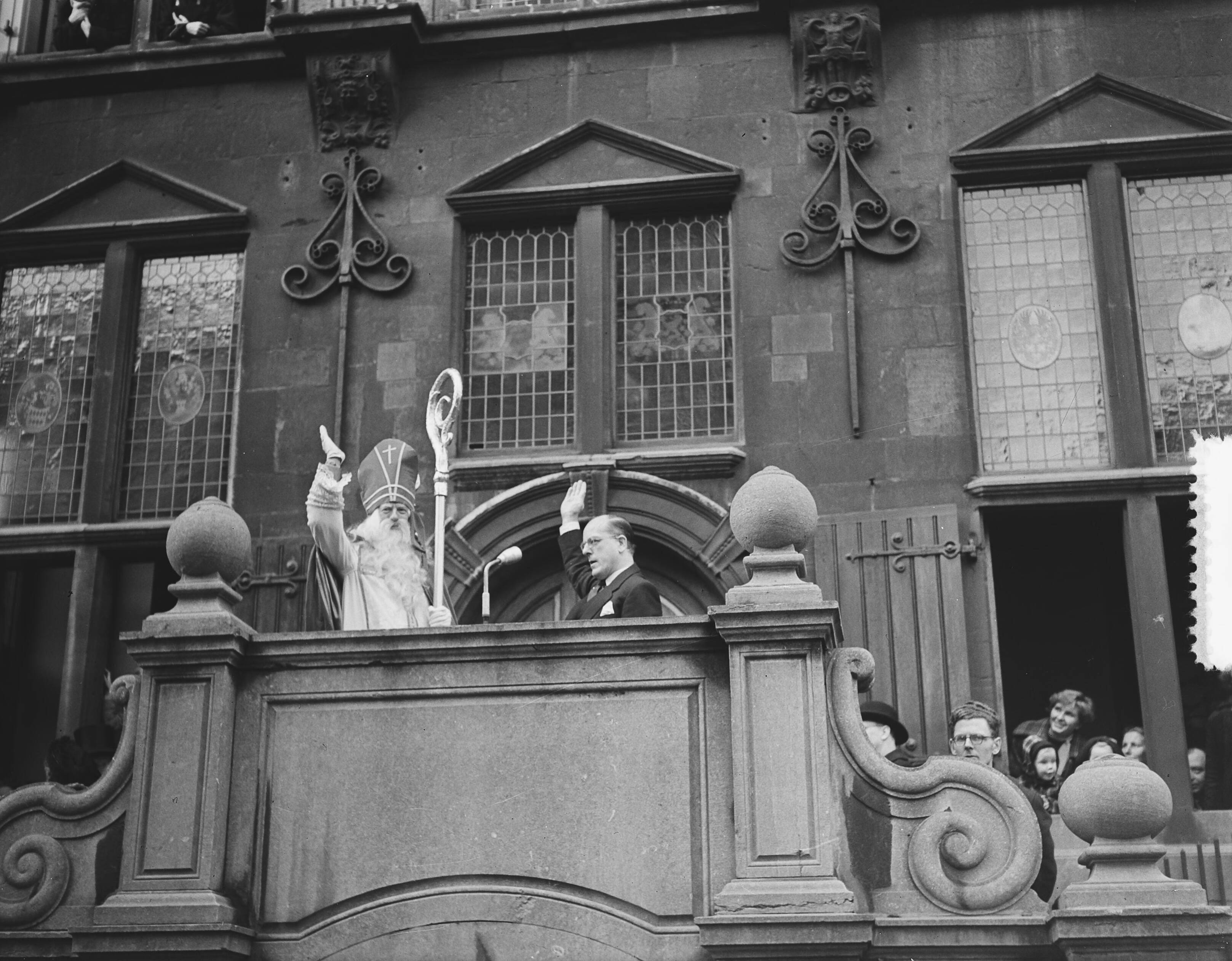 Intocht Sint-Nicolaas te Den Haag (1951) — Intocht Sint Nicolaas te Den Haag. Op het bordes van het gemeentehuis met burgemeester F.M.A. Schokking — Foto: Bilsen, Joop van / Anefo. Licentie: Set B: Rechtenvrij / Publiek Domein. Bron: Nationaal Archief. http://hdl.handle.net/10648/a8f2269a-d0b4-102d-bcf8-003048976d84