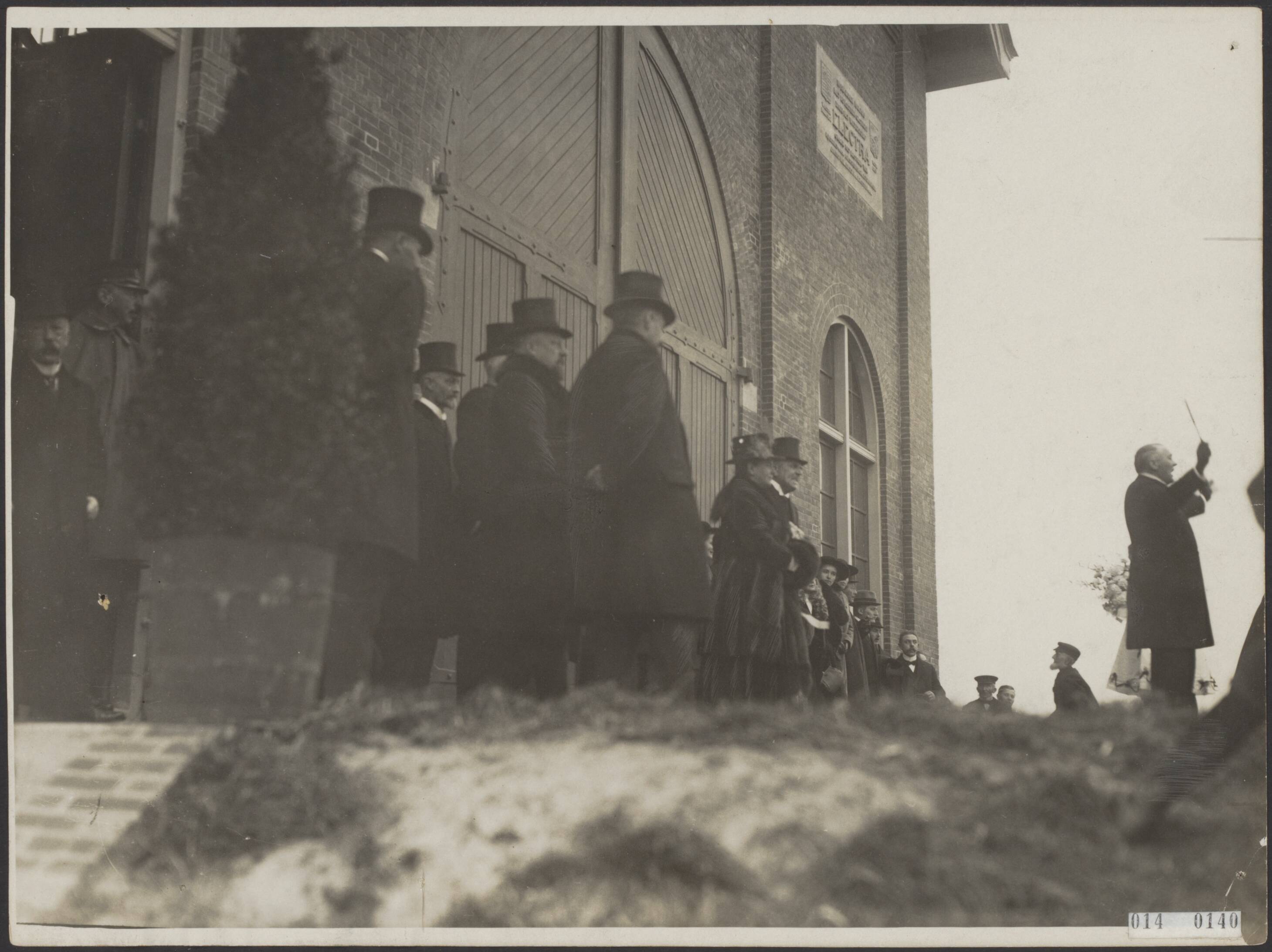 Fotocollectie Elsevier Binnenland — Opening van het electrisch boezemgemaal "De Waterwolf" te Lammerburen (Groningen) van het waterschap Electra, in tegenwoordigheid van de koninklijke familie. Het 1e Kamerlid R.P. Dojes houdt een rede — Foto: N.V. Vereenigde Fotobureaux. Licentie: Set B: Rechtenvrij / Publiek Domein. Bron: Nationaal Archief. http://hdl.handle.net/10648/adafb77e-d0b4-102d-bcf8-003048976d84
