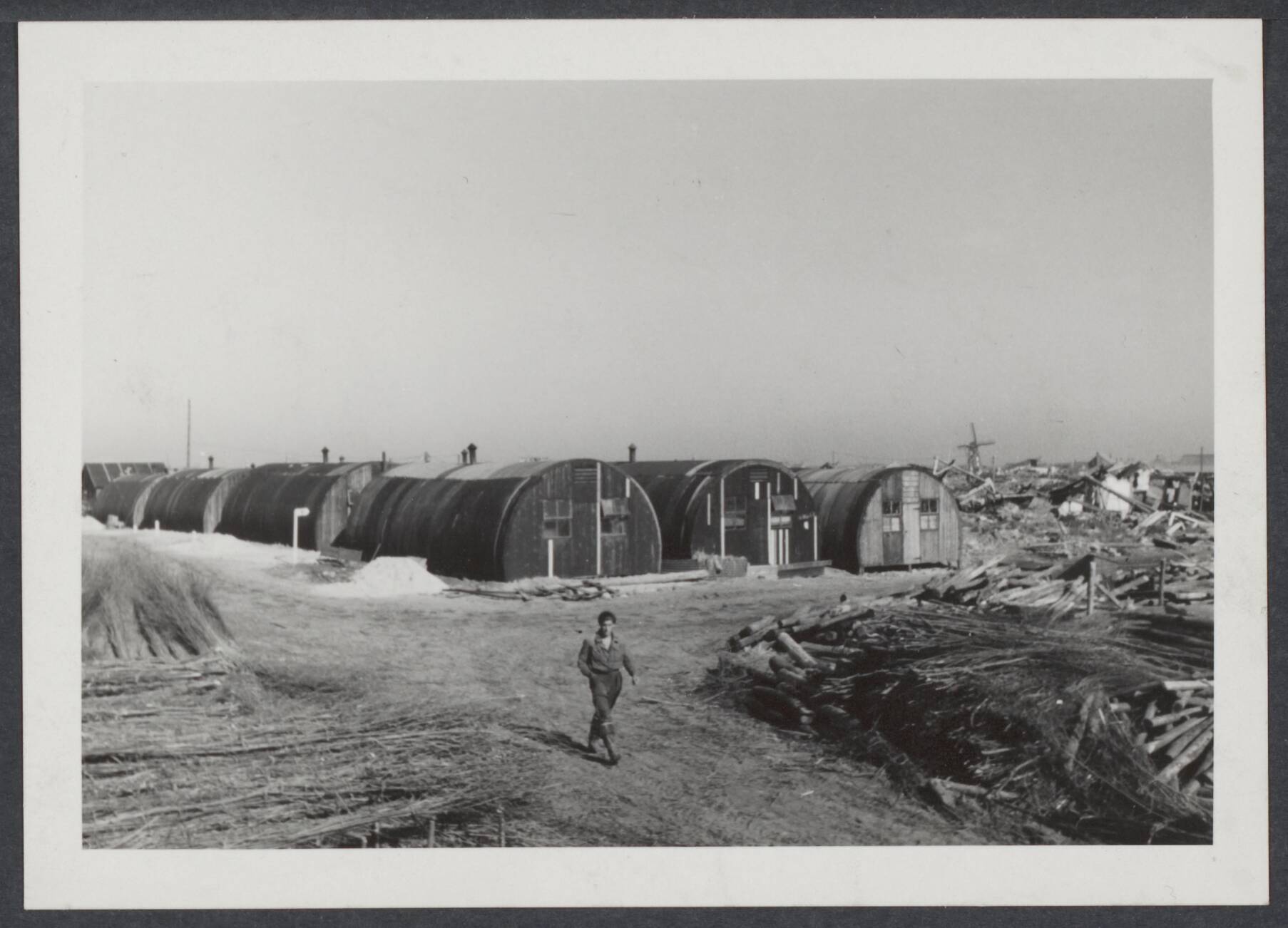 Westkapelle. Raid op de wijk van - 1944 — Westkapelle [herstelwerkzaamheiden. het kamp voor de dijkwerkers] — Foto: Onbekend / Publiek Domein of Rechtenvrij. Licentie: Set B: Rechtenvrij / Publiek Domein. Bron: Nationaal Archief. http://hdl.handle.net/10648/10783e2a-bcaa-10b1-fa15-5306aa014b4b