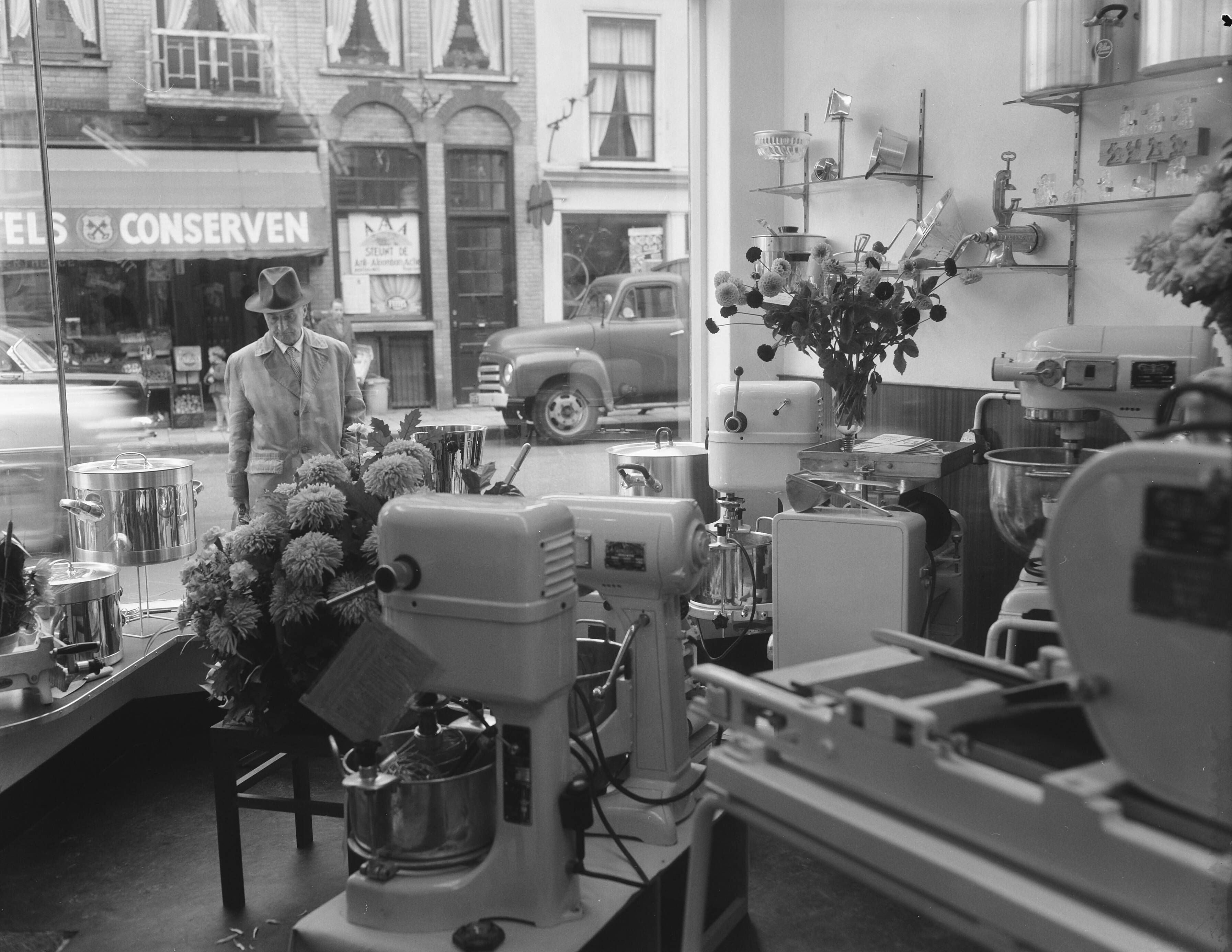 Fotocollectie Anefo — Opdrachten Fa. Koning te Haarlem — Foto: Pot, Harry / Anefo. Licentie: Set B: Rechtenvrij / Publiek Domein. Bron: Nationaal Archief. http://hdl.handle.net/10648/a96ac3a2-d0b4-102d-bcf8-003048976d84
