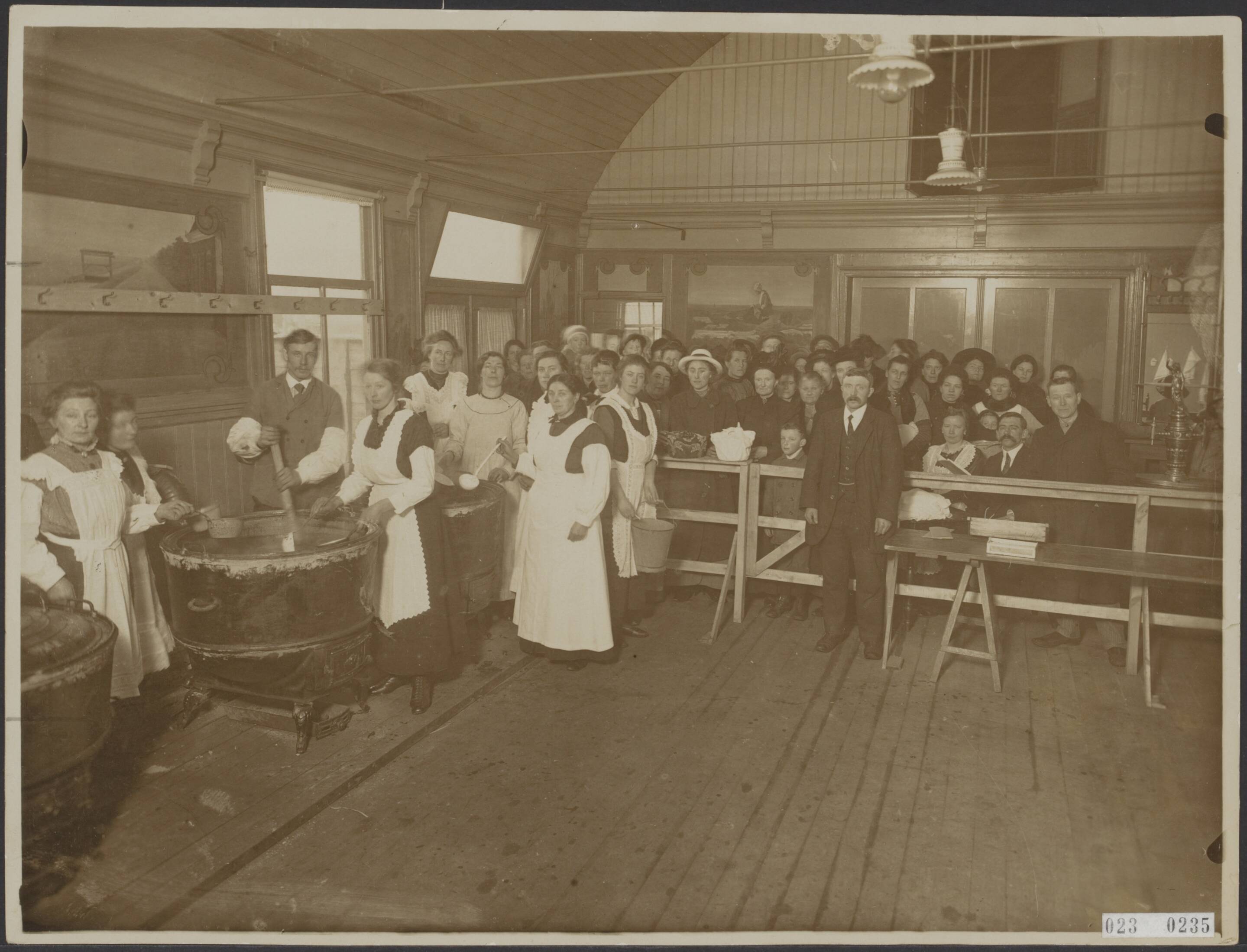 Fotocollectie Elsevier Binnenland — De Centrale Keuken te Wormer — Foto: N.V. Vereenigde Fotobureaux. Licentie: Set B: Rechtenvrij / Publiek Domein. Bron: Nationaal Archief. http://hdl.handle.net/10648/add43180-d0b4-102d-bcf8-003048976d84