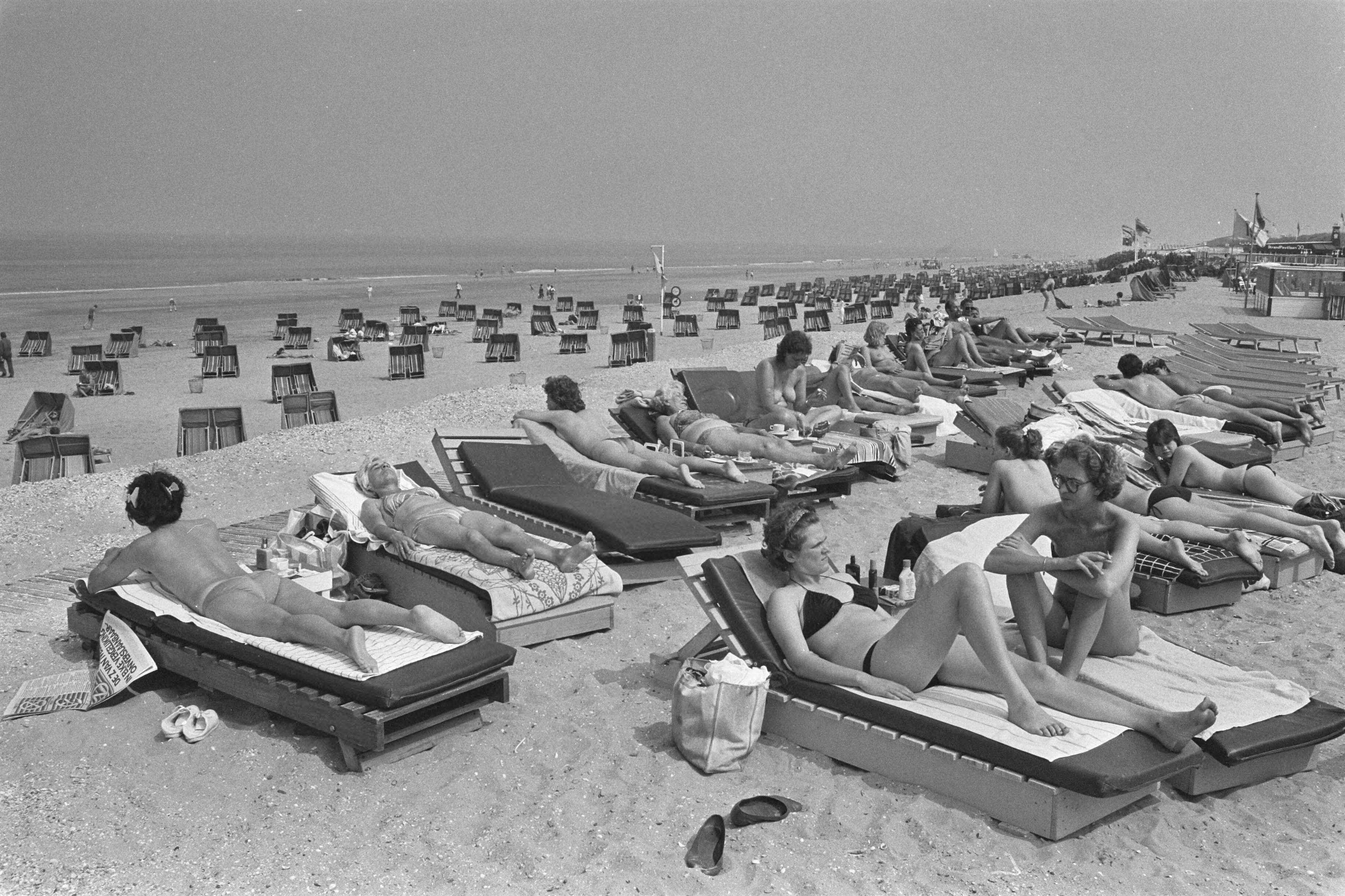 Fotocollectie Anefo — Zonnebaden, strand Zandvoort — Foto: Antonisse, Marcel / Anefo. Licentie: Set B: Rechtenvrij / Publiek Domein. Bron: Nationaal Archief. http://hdl.handle.net/10648/ad3a3ac6-d0b4-102d-bcf8-003048976d84
