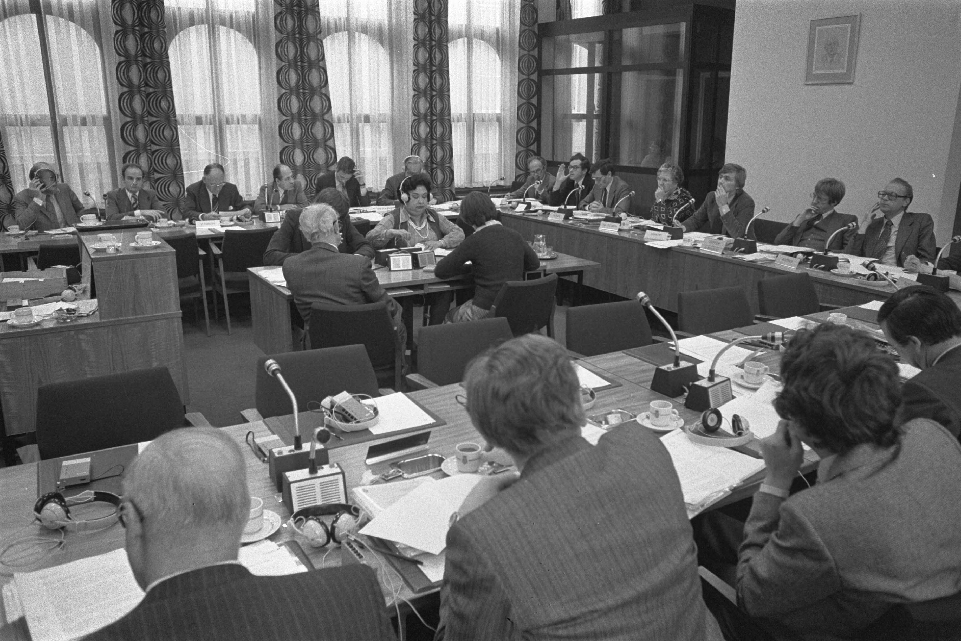 Fotocollectie Anefo — Hoorzitting Neutronenbom door vaste kamercommissie BZ en Defensie in Den Haag ; overzicht, 10, 11 Wolf Graf von Baudissin (kop) — Foto: Verhoeff, Bert / Anefo. Licentie: Set B: Rechtenvrij / Publiek Domein. Bron: Nationaal Archief. http://hdl.handle.net/10648/aca5edc6-d0b4-102d-bcf8-003048976d84