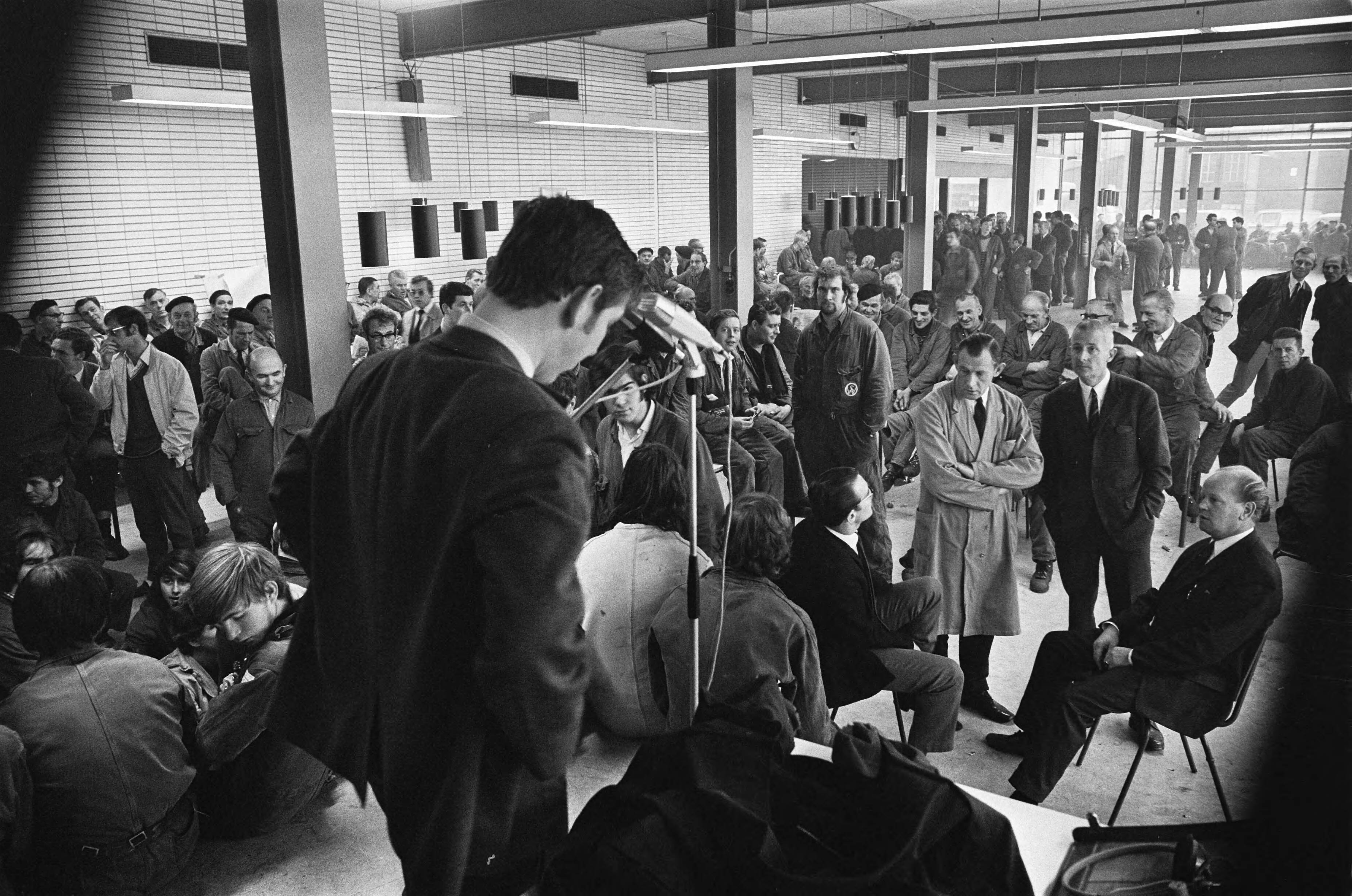 Fotocollectie Anefo — Werknemers van Werkspoor Utrecht staken. Bijeenkomst van stakers in kantine — Foto: Verhoeff, Bert / Anefo. Licentie: Set B: Rechtenvrij / Publiek Domein. Bron: Nationaal Archief. http://hdl.handle.net/10648/ab8118e4-d0b4-102d-bcf8-003048976d84
