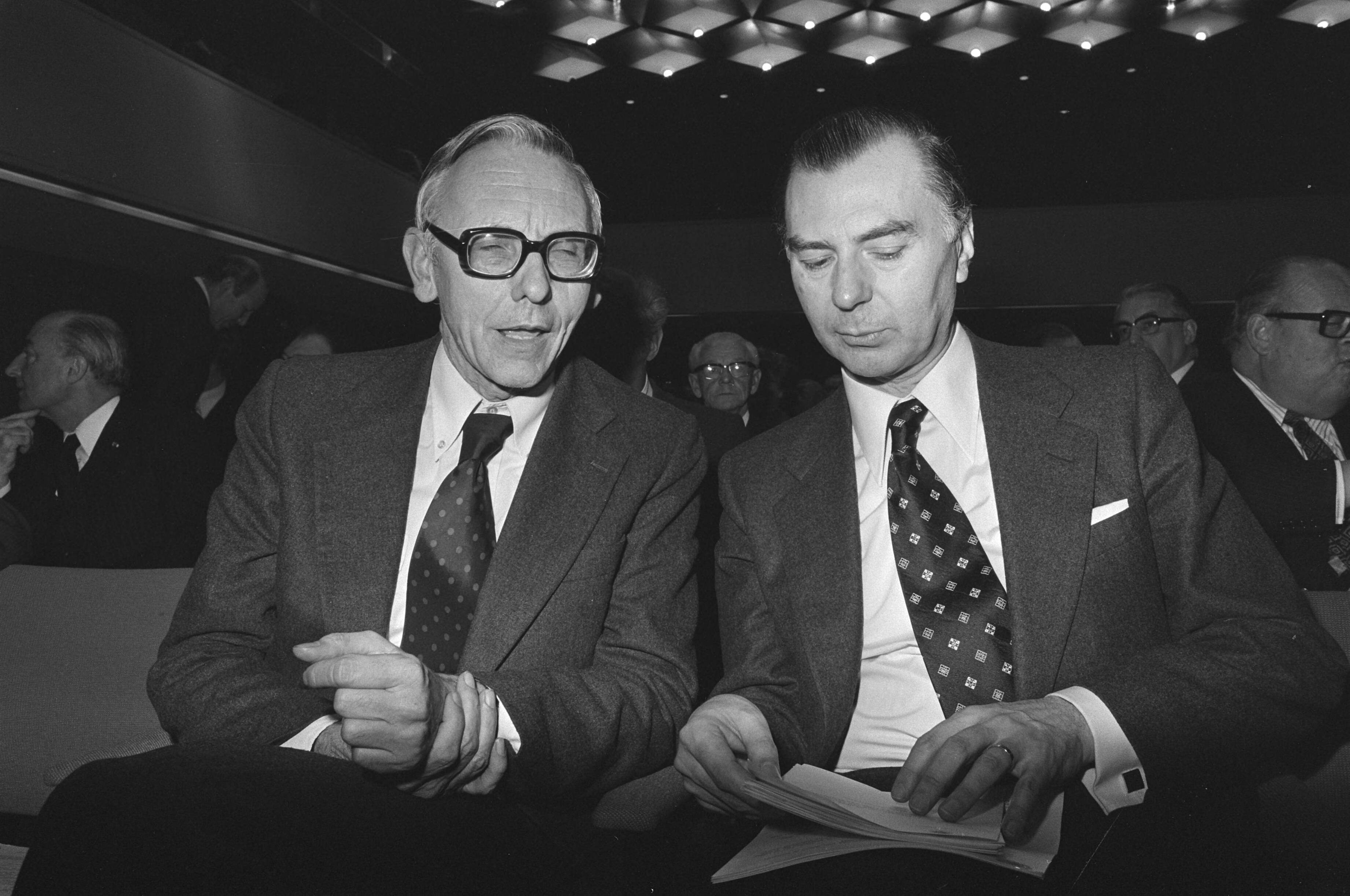 Fotocollectie Anefo — Belgische premier Tindemans op bijeenkomst Nederlandse Kamer van Koophandel voor Belgie en Luxemburg in Den Haag ; Tindemans en Van der — Foto: Mieremet, Rob / Anefo. Licentie: Set B: Rechtenvrij / Publiek Domein. Bron: Nationaal Archief. http://hdl.handle.net/10648/ac7fd1ea-d0b4-102d-bcf8-003048976d84