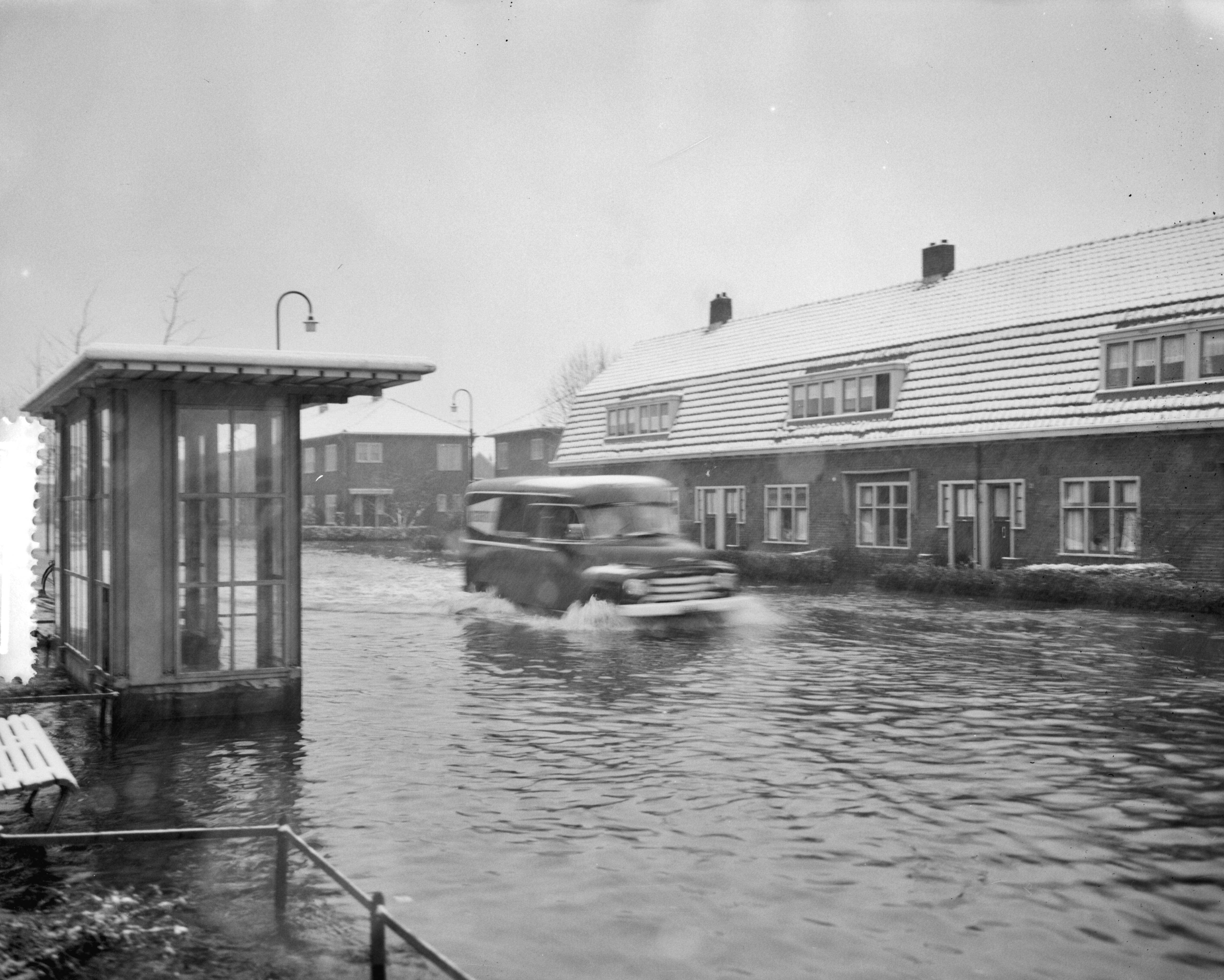 Ramp Tuindorp Oostzaan — Foto: Rossem, Wim van / Anefo. — Licentie: Set B: Rechtenvrij / Publiek Domein. Bron: Nationaal Archief. http://hdl.handle.net/10648/a9a5ada0-d0b4-102d-bcf8-003048976d84