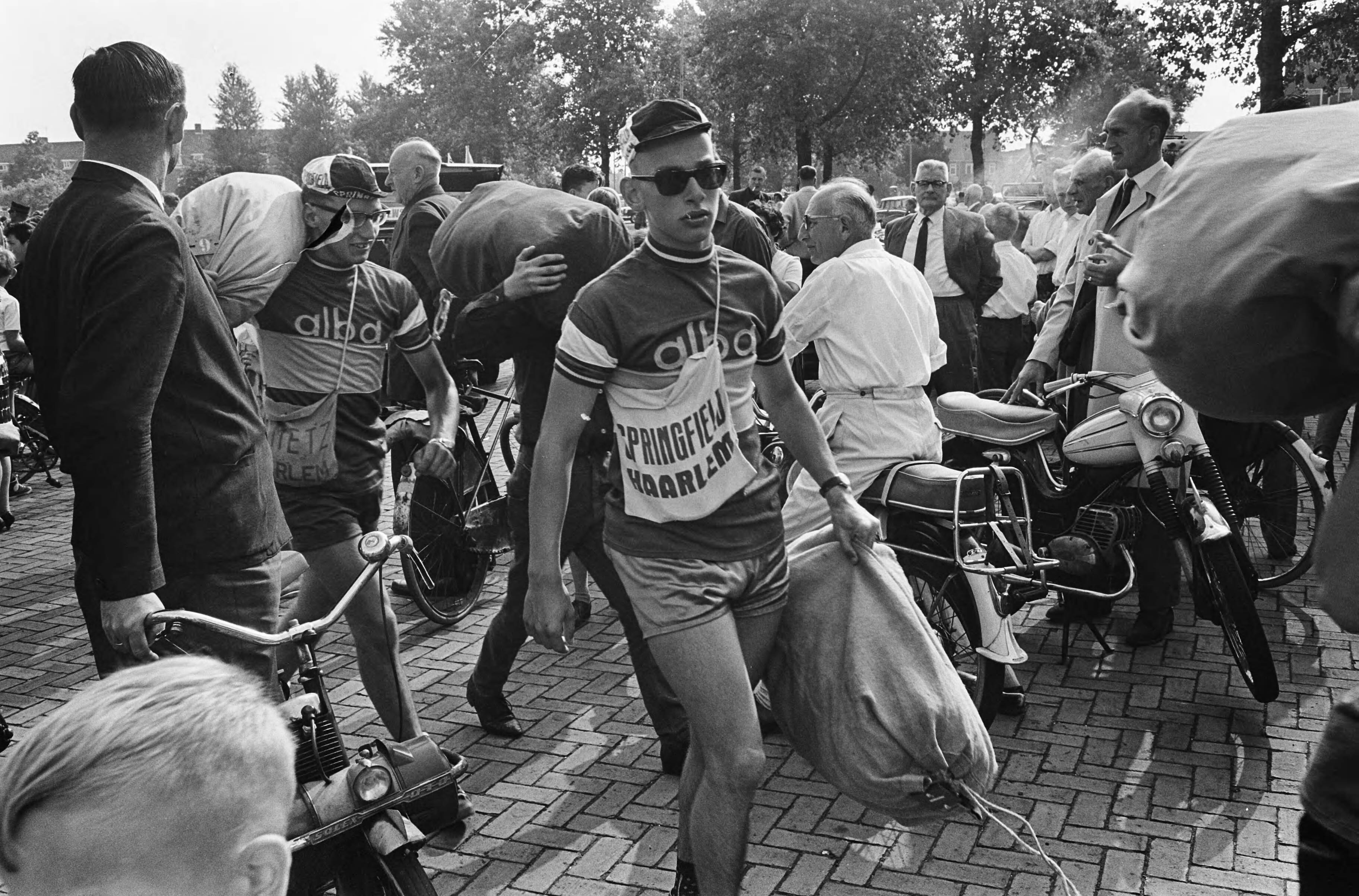 Fotocollectie Anefo — Muggenronde gestart, deelnemers met plunjezakken — Foto: Pot, Harry / Anefo (1). Licentie: Set B: Rechtenvrij / Publiek Domein. Bron: Nationaal Archief. http://hdl.handle.net/10648/aa7170b6-d0b4-102d-bcf8-003048976d84